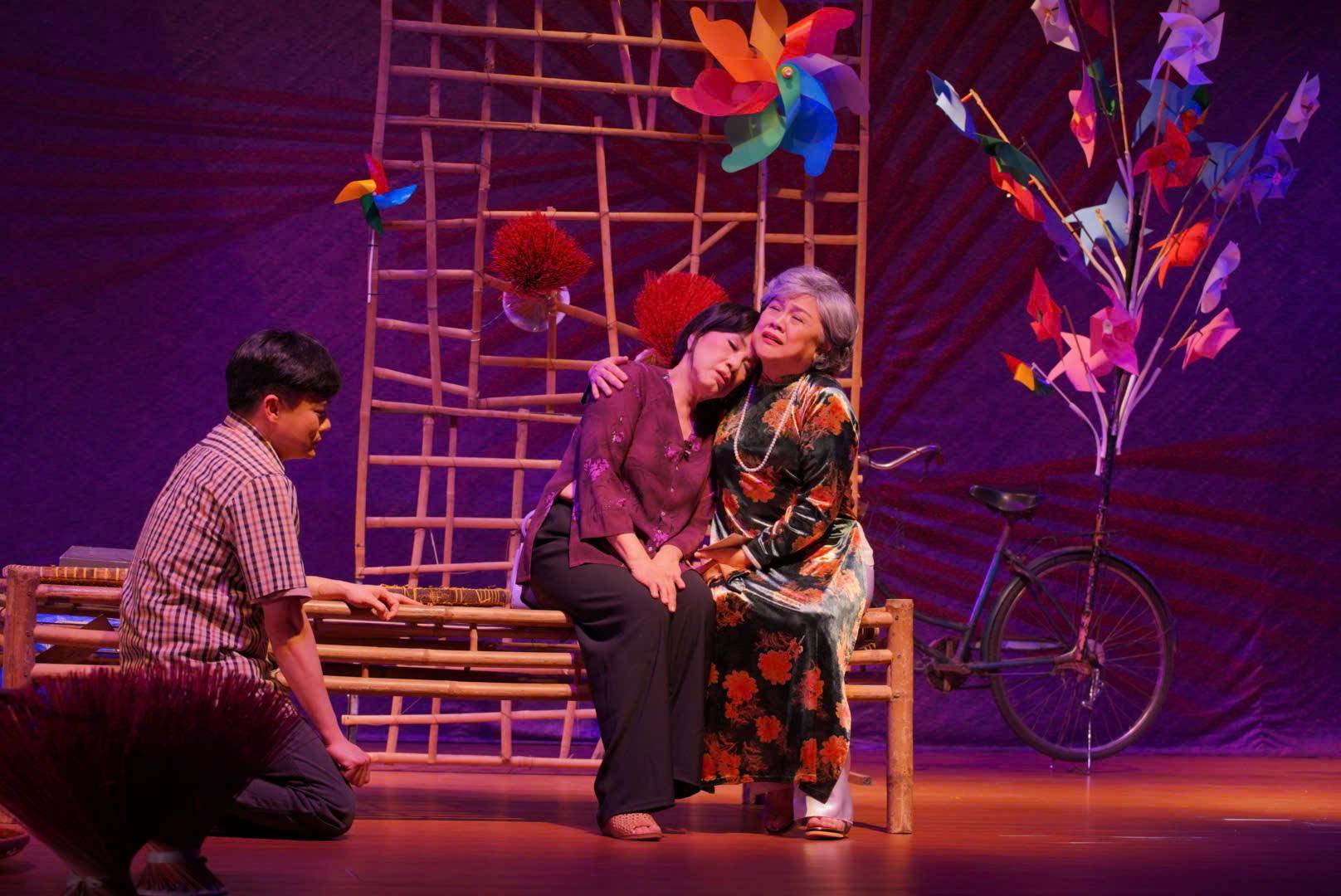 Một lớp diễn nhiều cảm xúc của NS Ái Như và NSƯT Phương Hồng Thuỷ. Ảnh: HTT