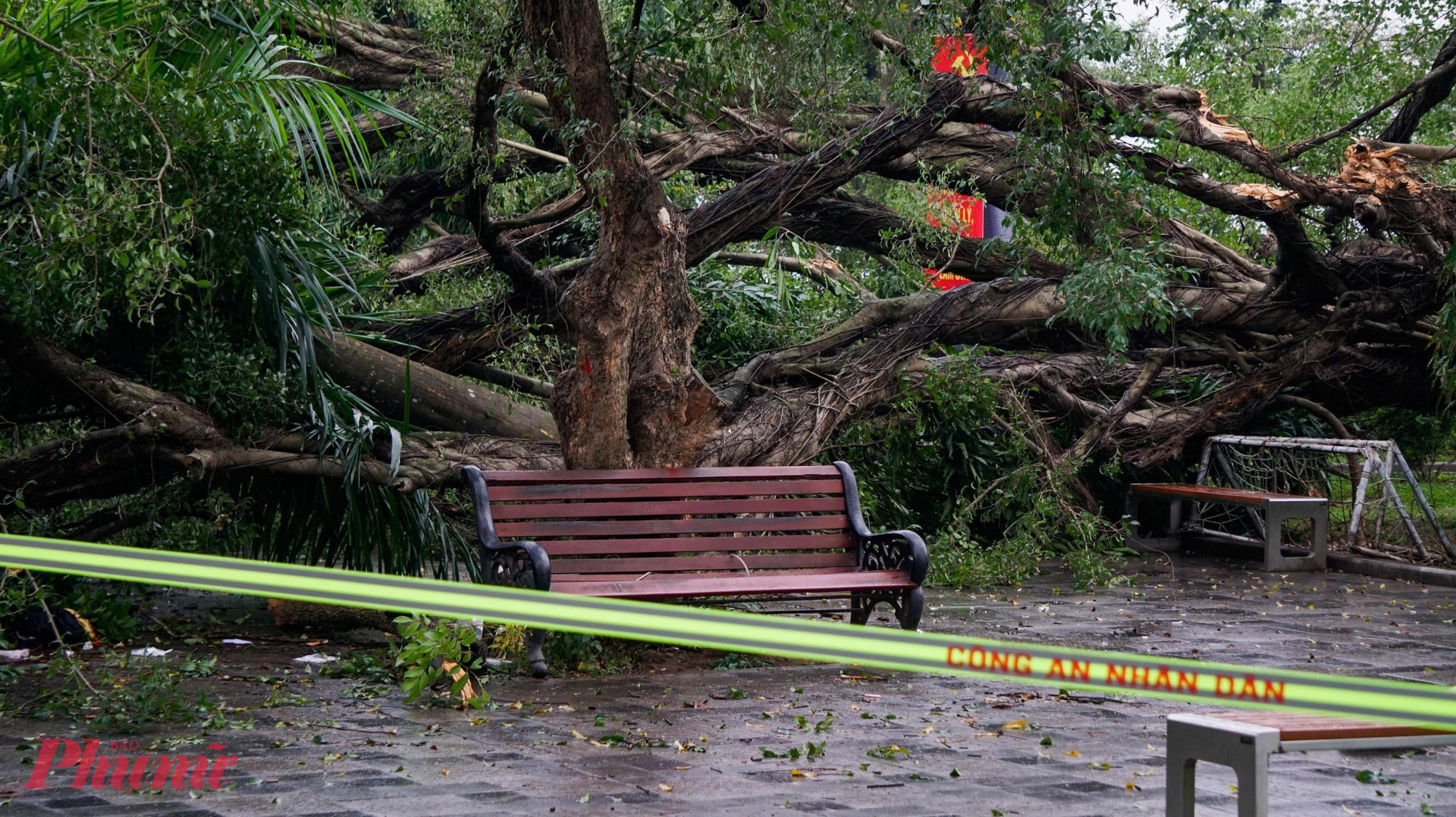 Lực lượng chức năng có mặt, căng dây phong tỏa khu vực nguy hiểm,