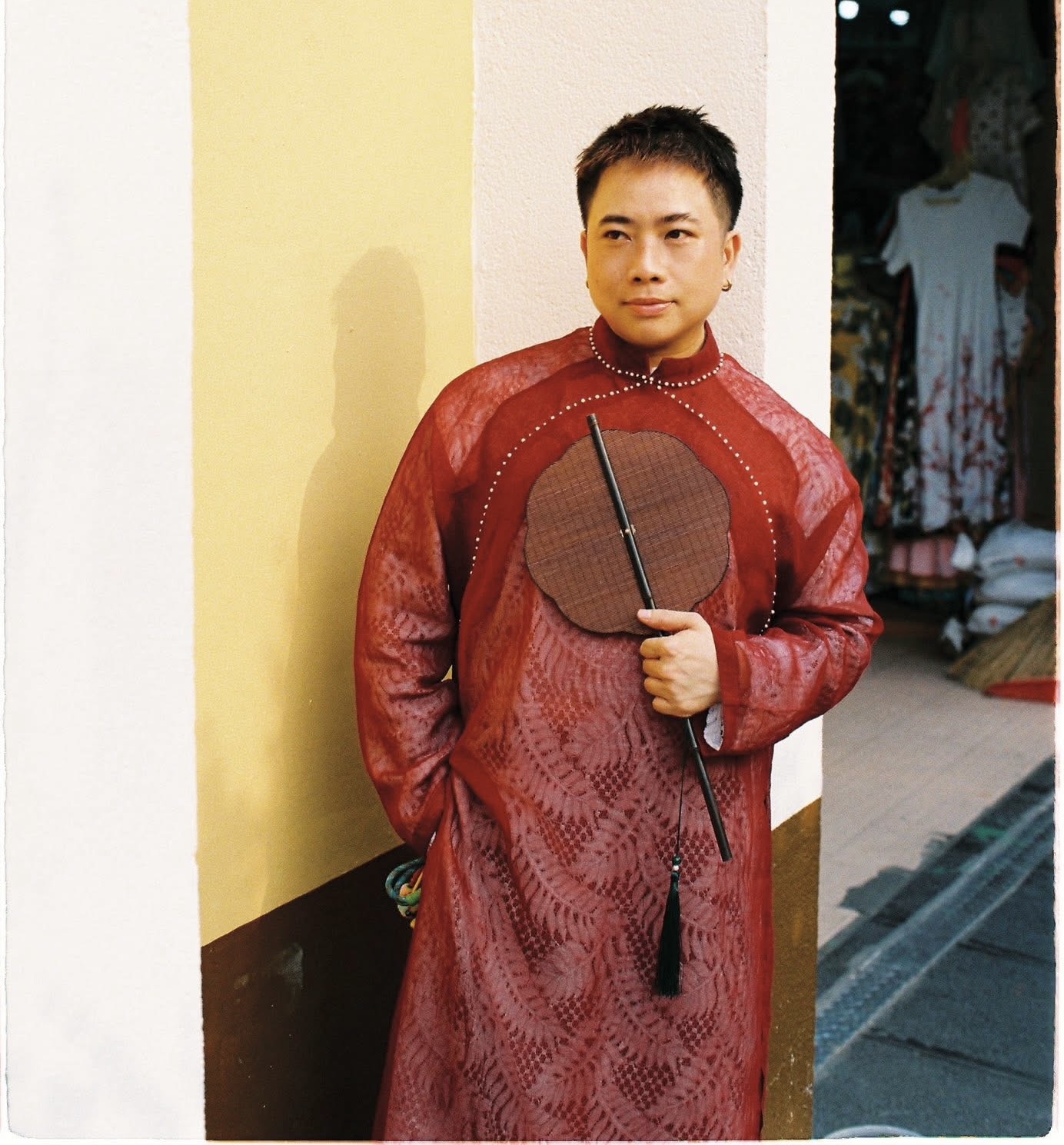 Khi chiếc áo làm nên bản sắc quốc gia: Thời trang đang trở thành đại sứ mới của du lịch Việt Chuyên gia thời trang Khánh Ngô cho rằng việc du khách nước ngoài đến Việt Nam để mua sắm chứng tỏ thời trang Việt đã bắt đầu biết kể câu chuyện của mình - Ảnh: NVCC