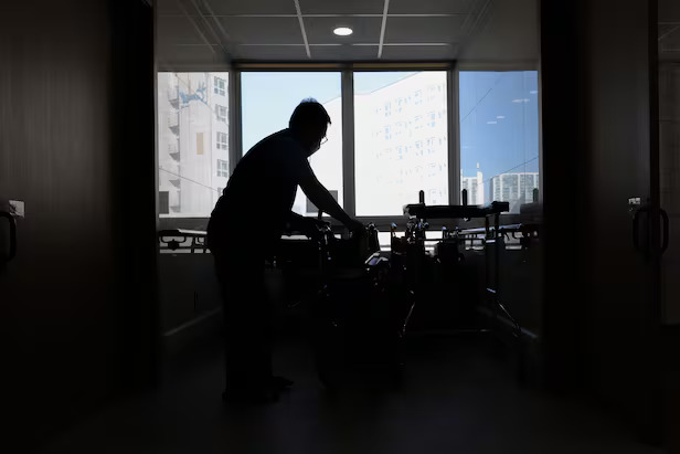 Họ trở thành những người chăm sóc bất đắc dĩ, đánh đổi học tập, sự nghiệp và cả tuổi trẻ chỉ để ở bệnh viện mỗi ngày - Ảnh: Chosun