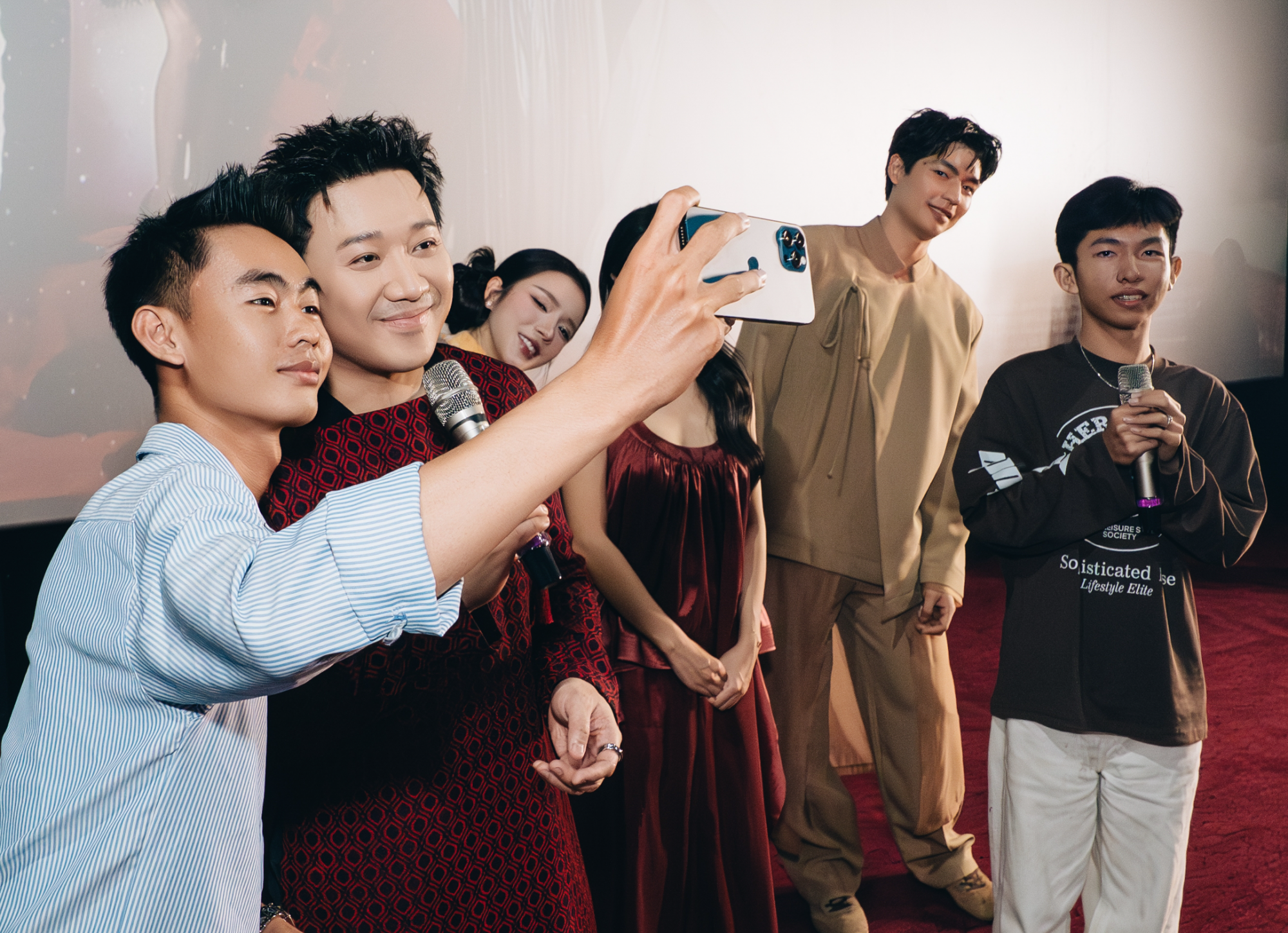 Người hâm mộ chụp hình cùng Trấn Thành sau khi xem phim Thỏ ơi!! tại rạp - Ảnh: Diễm Mi