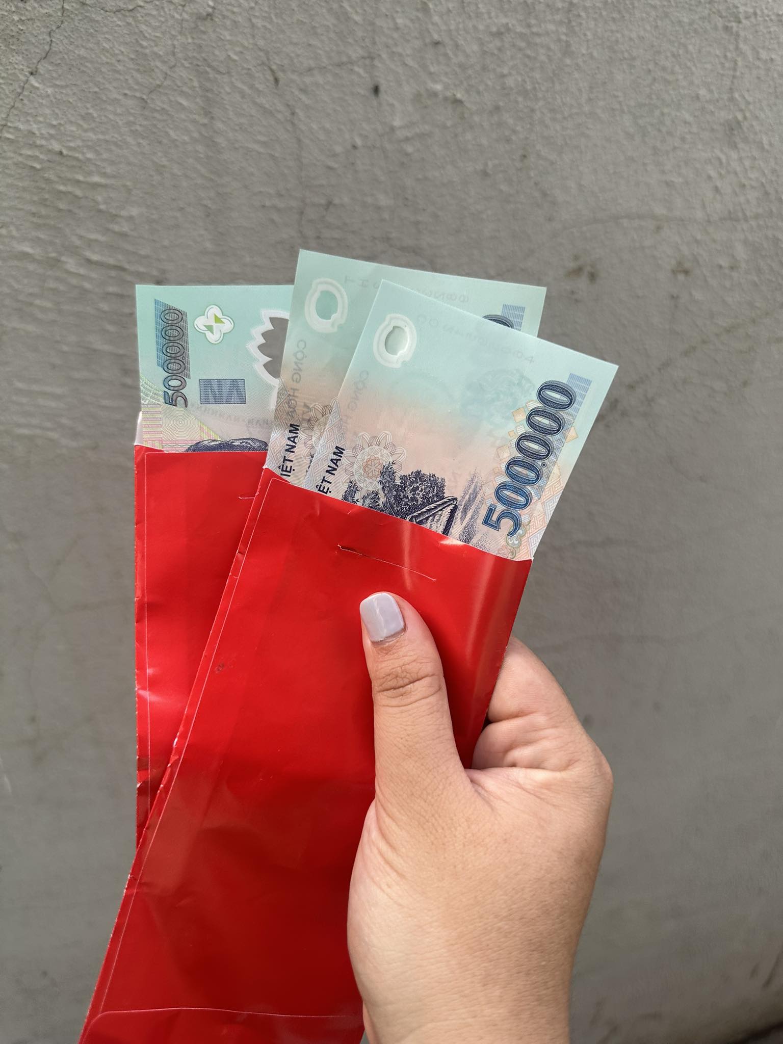 Phong bao lì xì toàn tờ 500 ngàn mà chị Như chia sẻ (Ảnh: Facebook nhân vật)