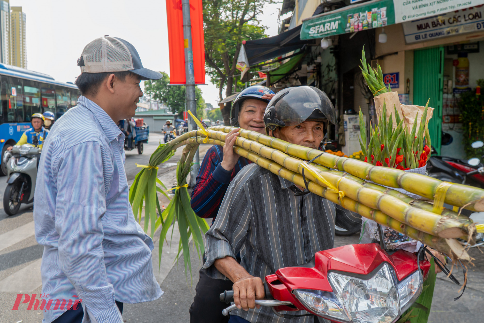  “Năm nào tôi cũng đến đây mua mía vàng cúng vía Trời. Đây là thói quen có từ thời ông bà, cha mẹ, bây giờ con cháu cứ vậy làm theo và cầu cho mọi chuyện đều thuận lợi, may mắn vợ chồng bà Lê Lan (ngụ phường Chợ Lớn) chia sẻ.