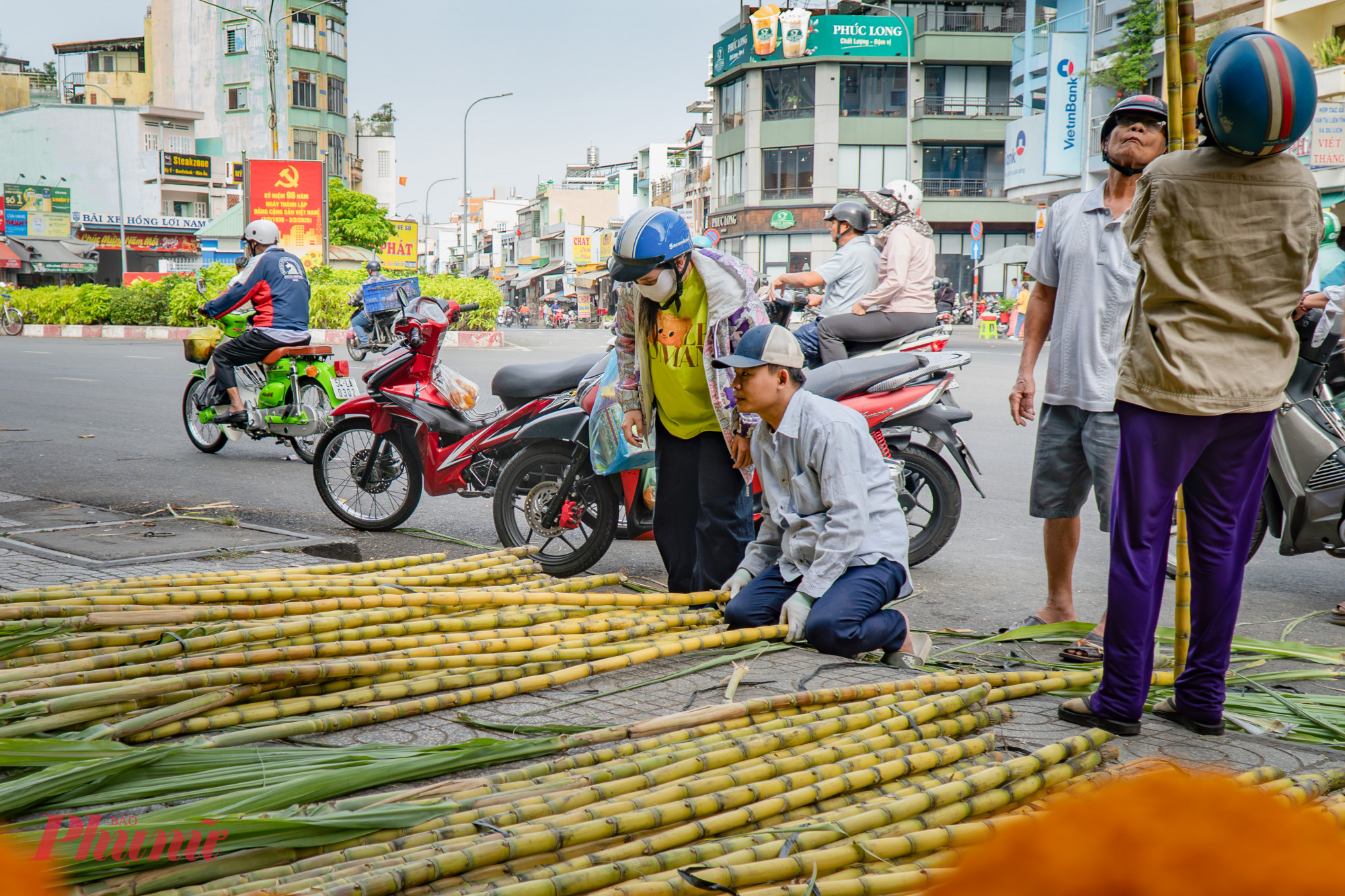 Nhiều năm qua, tại con đường này có nhiều tiểu thương đưa mía vàng (được coi là lễ vật linh thiêng) đến bán phục vụ nhu cầu mua cúng vía Ngọc Hoàng (còn gọi là vía Trời) vào mùng 9 tháng Giêng.