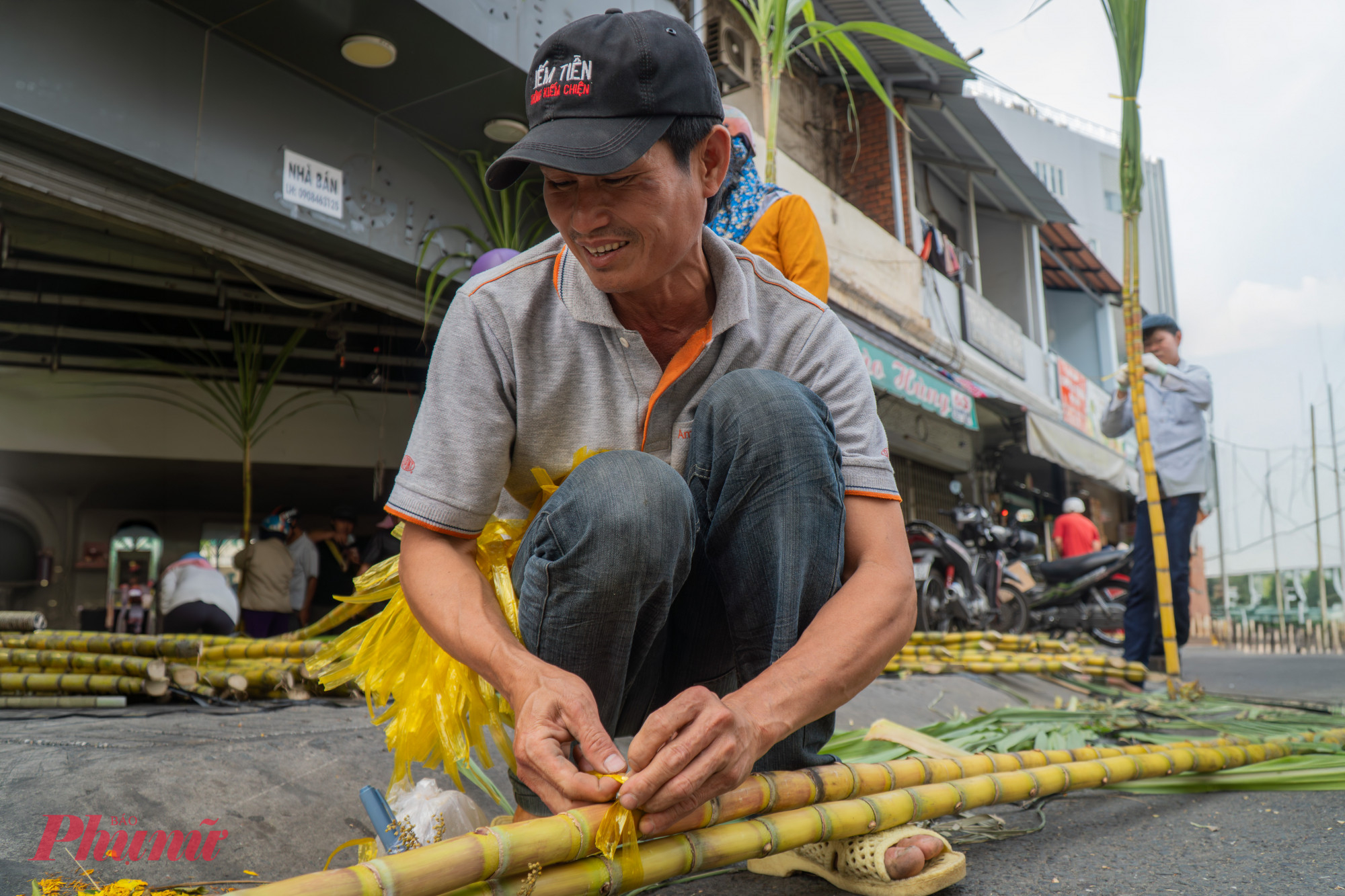 Mía được bó sẵn 6 cây thành một bó, nếu khách mua cả bó sẽ được giảm giá thêm. Phần lớn mỗi người đều chọn từng cây để có được cặp mía ứng ý nhất