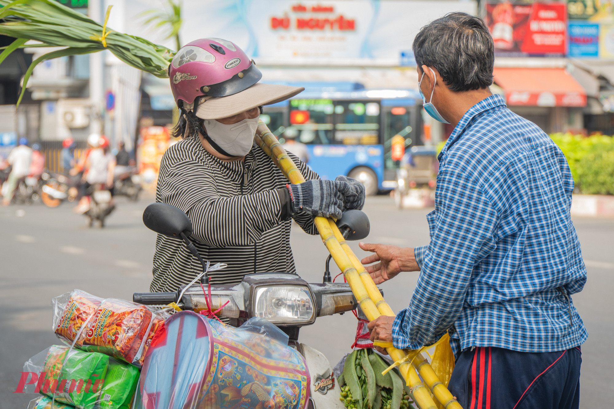 Nhiều người cho biết mình đến mua mía ngay sau khi mua xong các Lễ vật cúng vía Trời gồm: nhang, đèn, hoa, trà và kèm theo vàng thọ, vàng ông trời,...