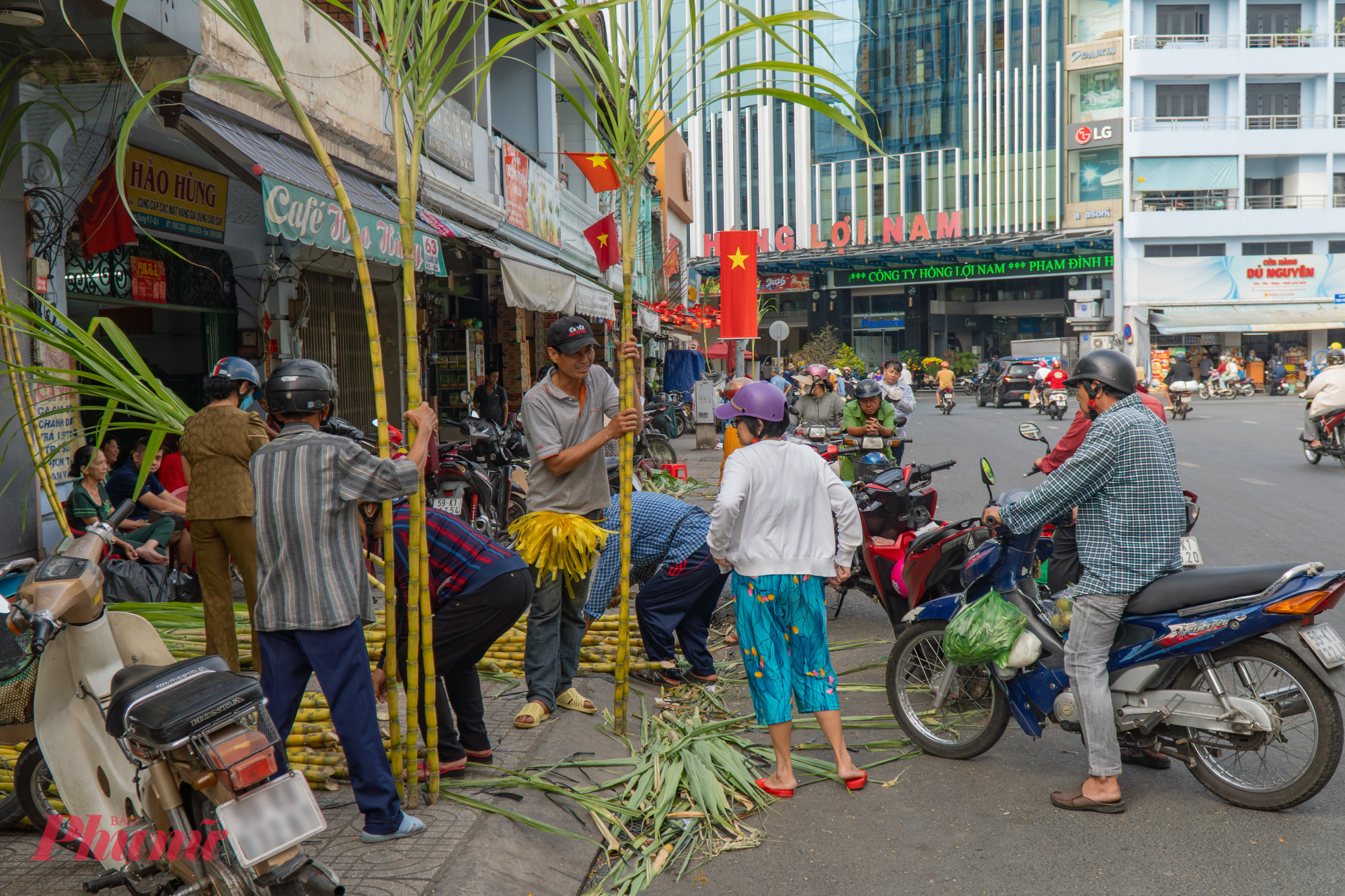 Sáng 24/2 (Mùng 8 tháng Giêng), khu chợ mía trên đường Lê Quang Sung (Phường Bình Tây) lại tấp nập người ra vào mua mía, khiến không khí nơi đây vô cùng náo nhiệt.