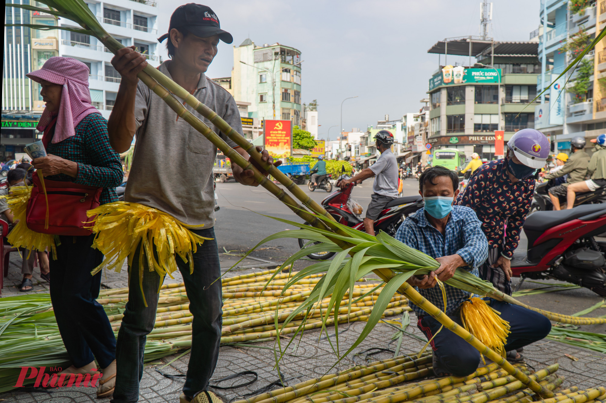 Chợ mía chỉ họp khoảng 2 ngày, sau đó dọn dẹp trả mặt bằng trước mùng 9 tháng Giêng nên dù mới đầu giờ sáng, chợ mía có rất đông người đến mua và dự kiến lượng người mua sẽ tăng mạnh vào đầu giờ chiều.