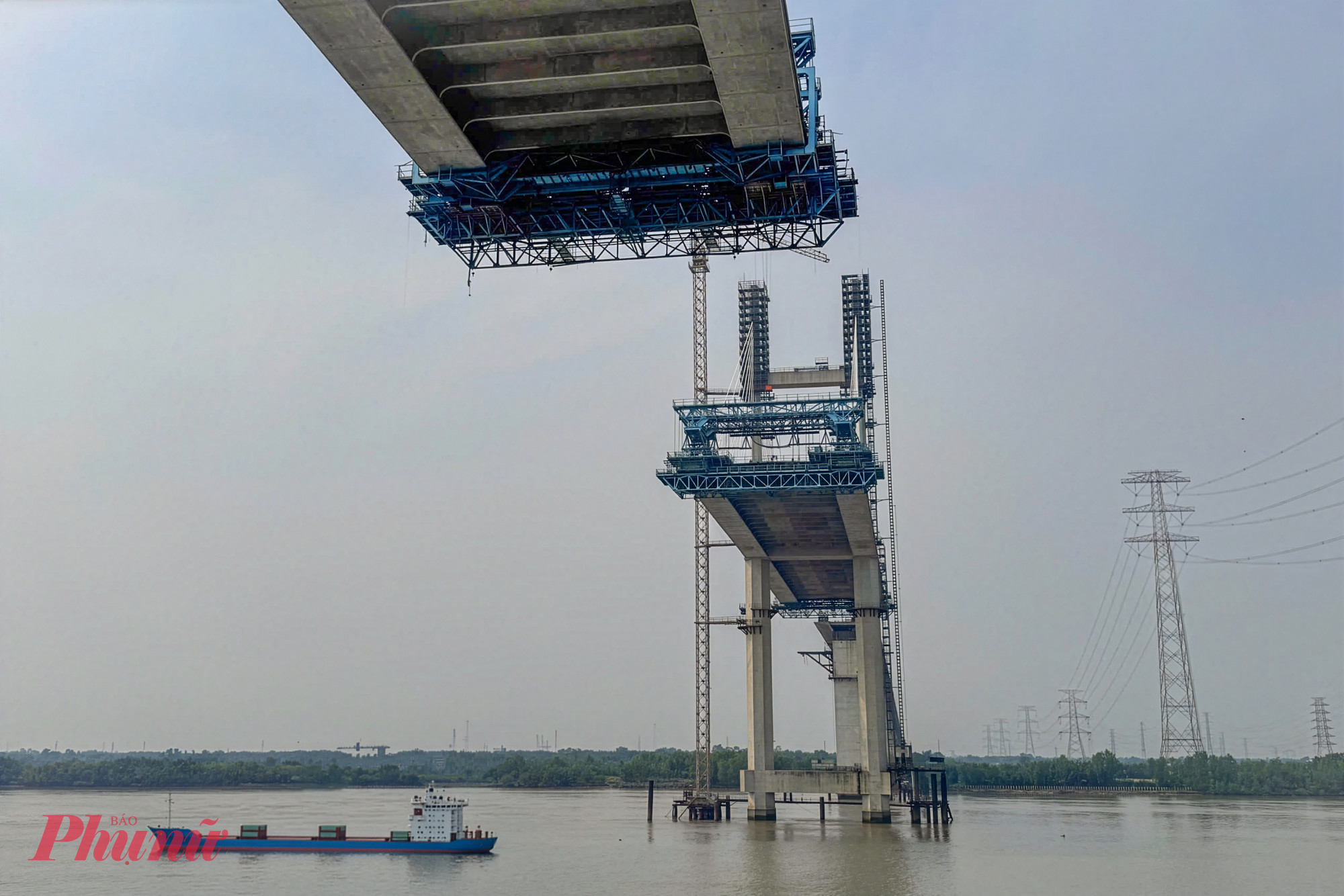 Chiều dài toàn cầu hơn 3.180m, mặt cắt ngang gần 22m, nhịp chính dài 300m.