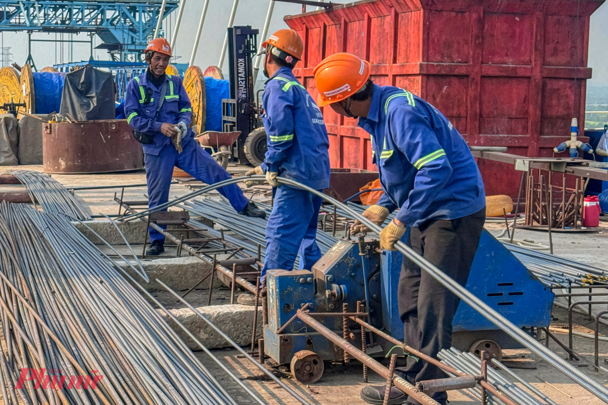 Các công nhân trên công trường thi công đang tập trung cao độ cho phần dầm chính dây văng, hệ thống trụ và móng cầu. Đây là những hạng mục quan trọng được thiết kế đặc biệt để chịu được va chạm của tàu biển lớn.