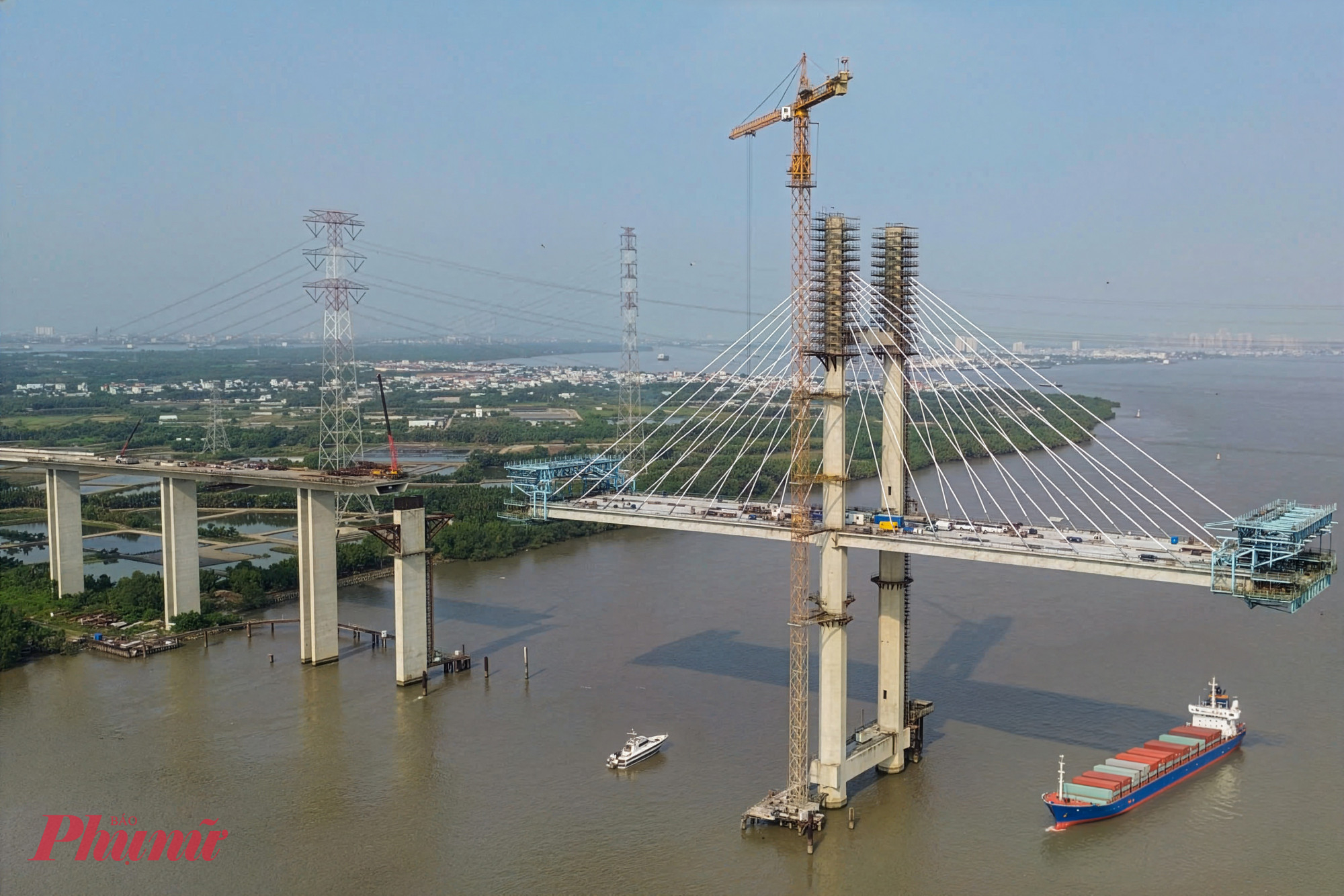 Có vị trí ngay hạ lưu sông Lòng Tàu, công trường thi công cầu Phước Khánh nối liền huyện Nhơn Trạch (Đồng Nai) và huyện Cần Giờ (TPHCM) vẫn đang diễn ra nhộn nhịp, khẩn trương.