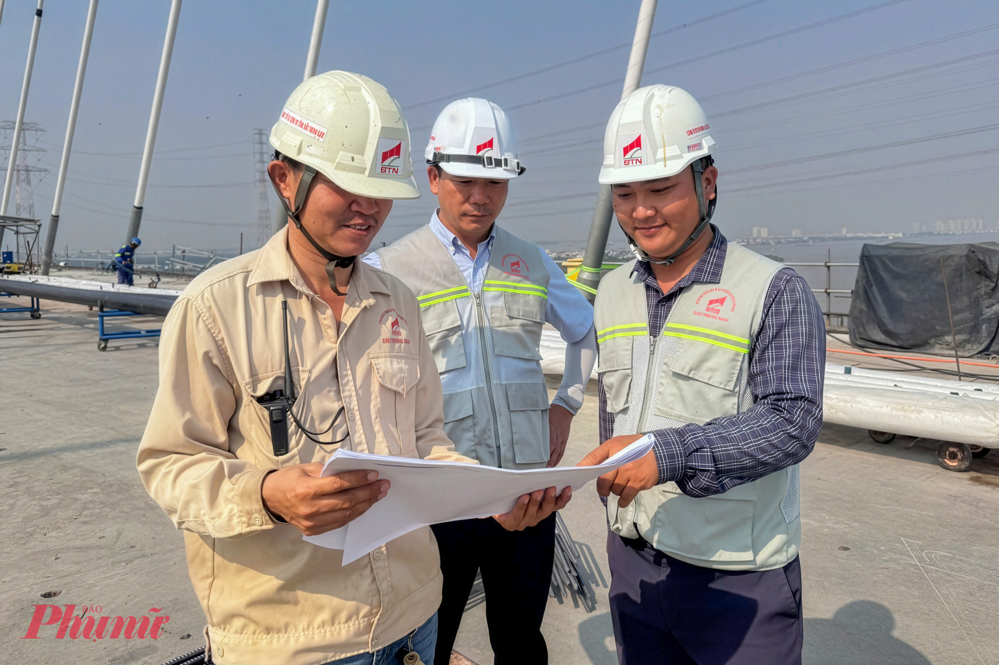 Những bó cáp, dây văng cuối cùng đang được các công nhân và kỹ sư lắp đặt và kiểm tra kỹ lưỡng với độ chính xác tuyệt đối.