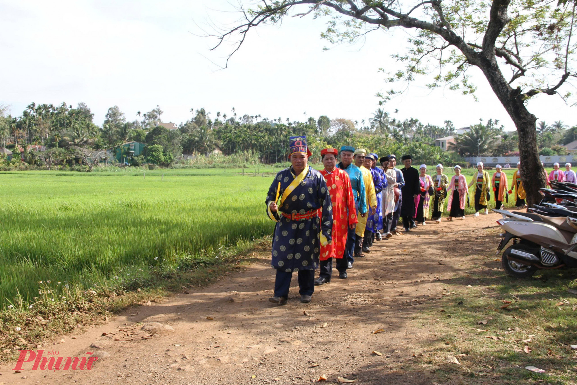 Thầy mo dẫn đầu đoàn nghệ nhân tiến vào đình Lạc Sơn