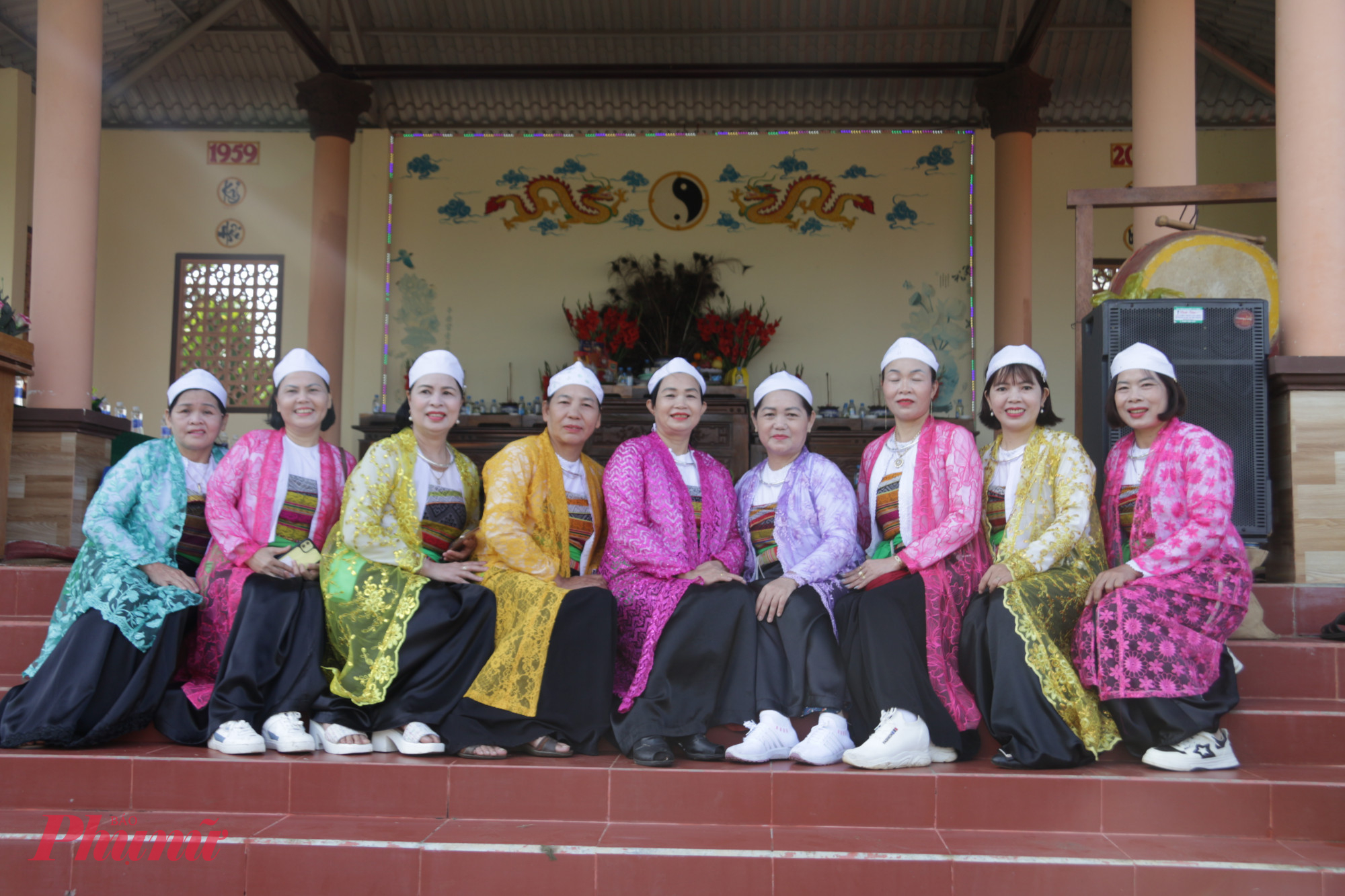 Người dân xúng xính quần áo đẹp đến đình để dự lễ hội