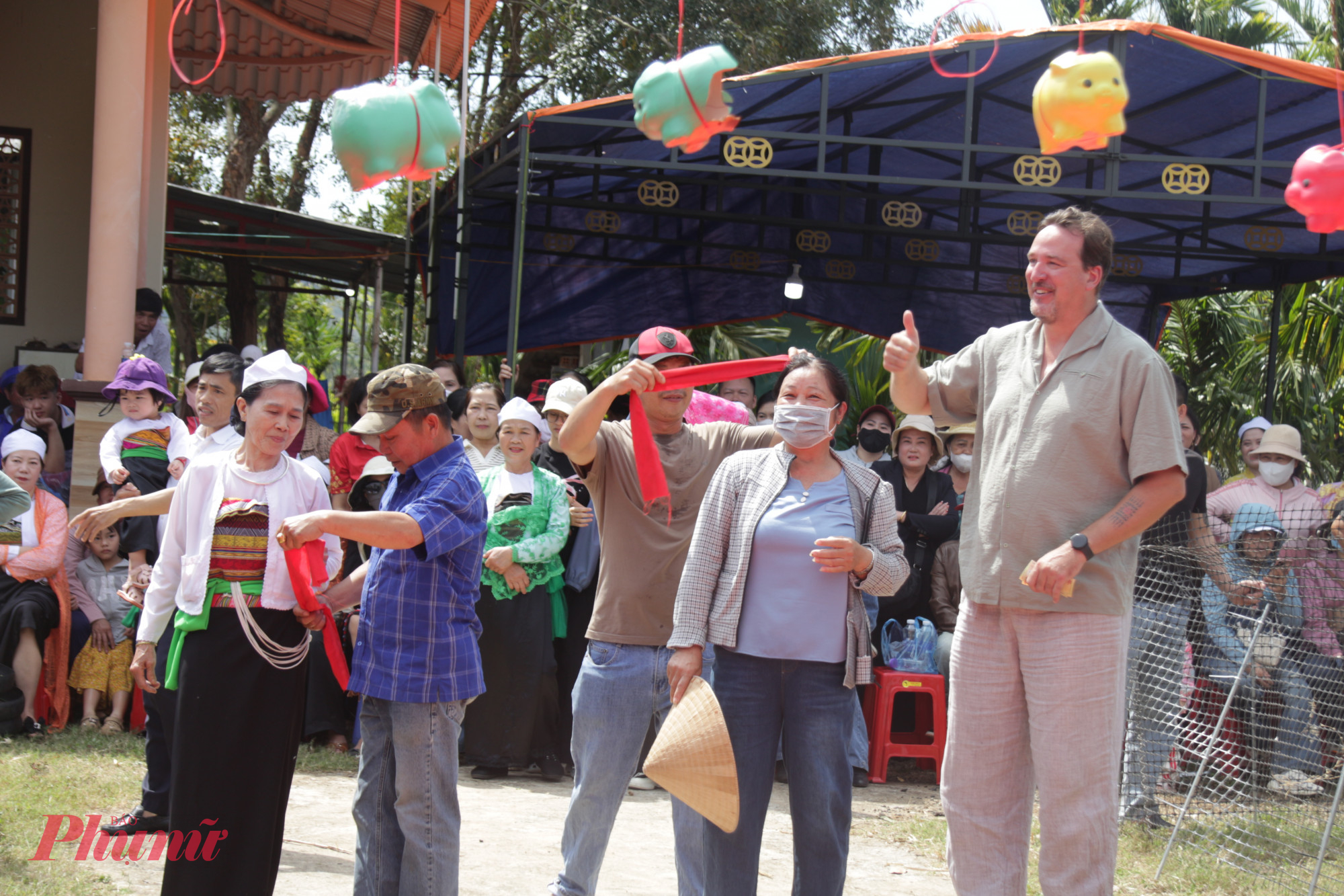 Ông Mark Schmits phấn khởi tham gia các trò chơi tại Lễ khai hạ