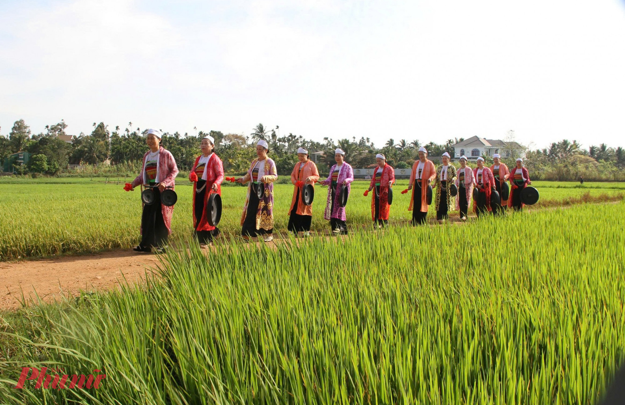 Tiếng chiêng ngân vang như lời mời gọi mọi người đến tham dự lễ hội