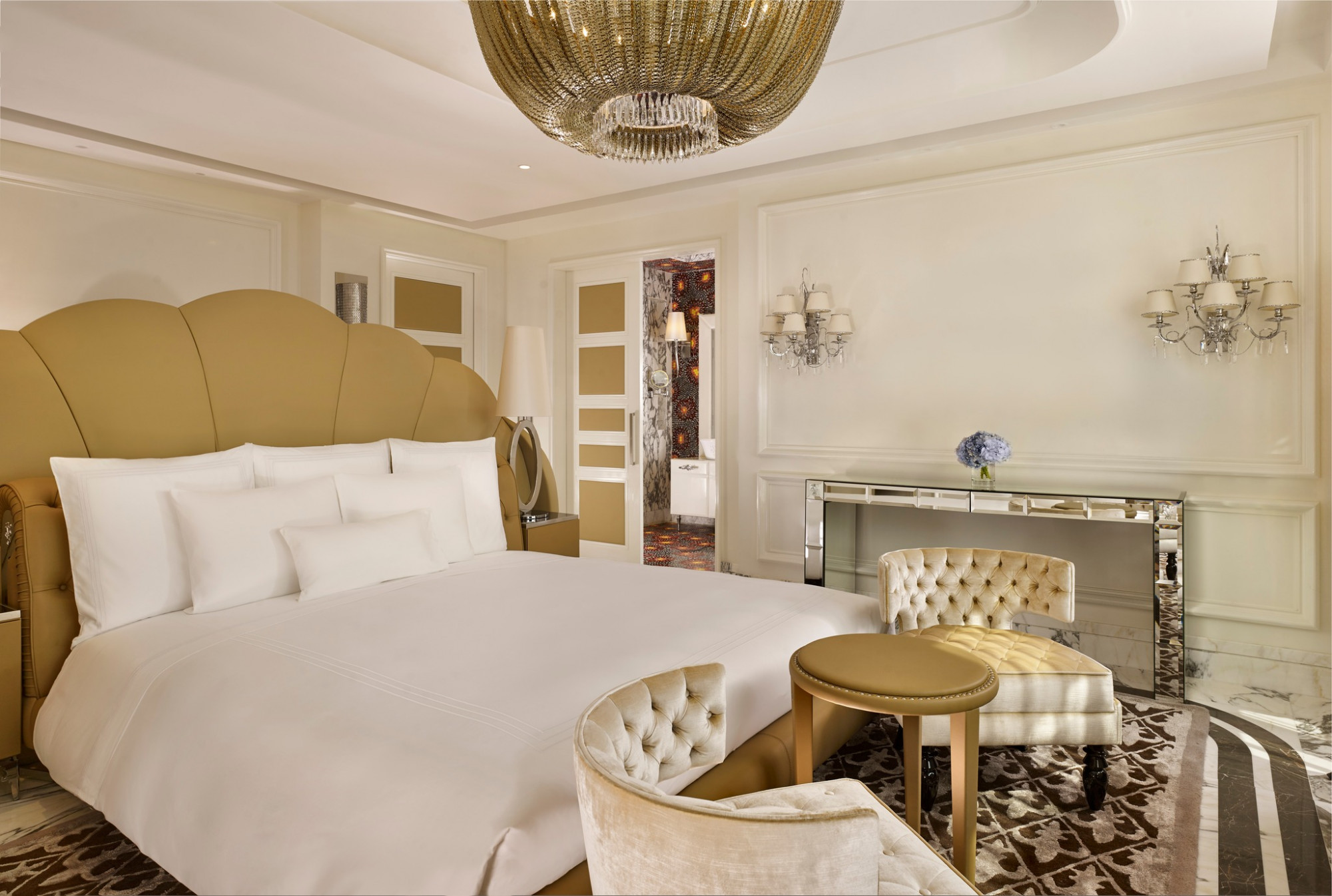 Quên kiểm tra đối tượng khách của khu nghỉ dưỡng: Mỗi resort đều có một cá tính riêng. Có nơi chỉ dành cho người lớn với không gian lãng mạn, yên tĩnh; có nơi lại là thiên đường cho trẻ nhỏ với công viên nước ồn ào. Trước khi đặt, hãy soi kỹ các tiện ích và sự kiện đi kèm để đảm bảo không khí ở đó phù hợp với nhu cầu của gia đình mình, tránh việc đến nơi rồi mới thấy lệch tông - Ảnh: Time Square Saigon