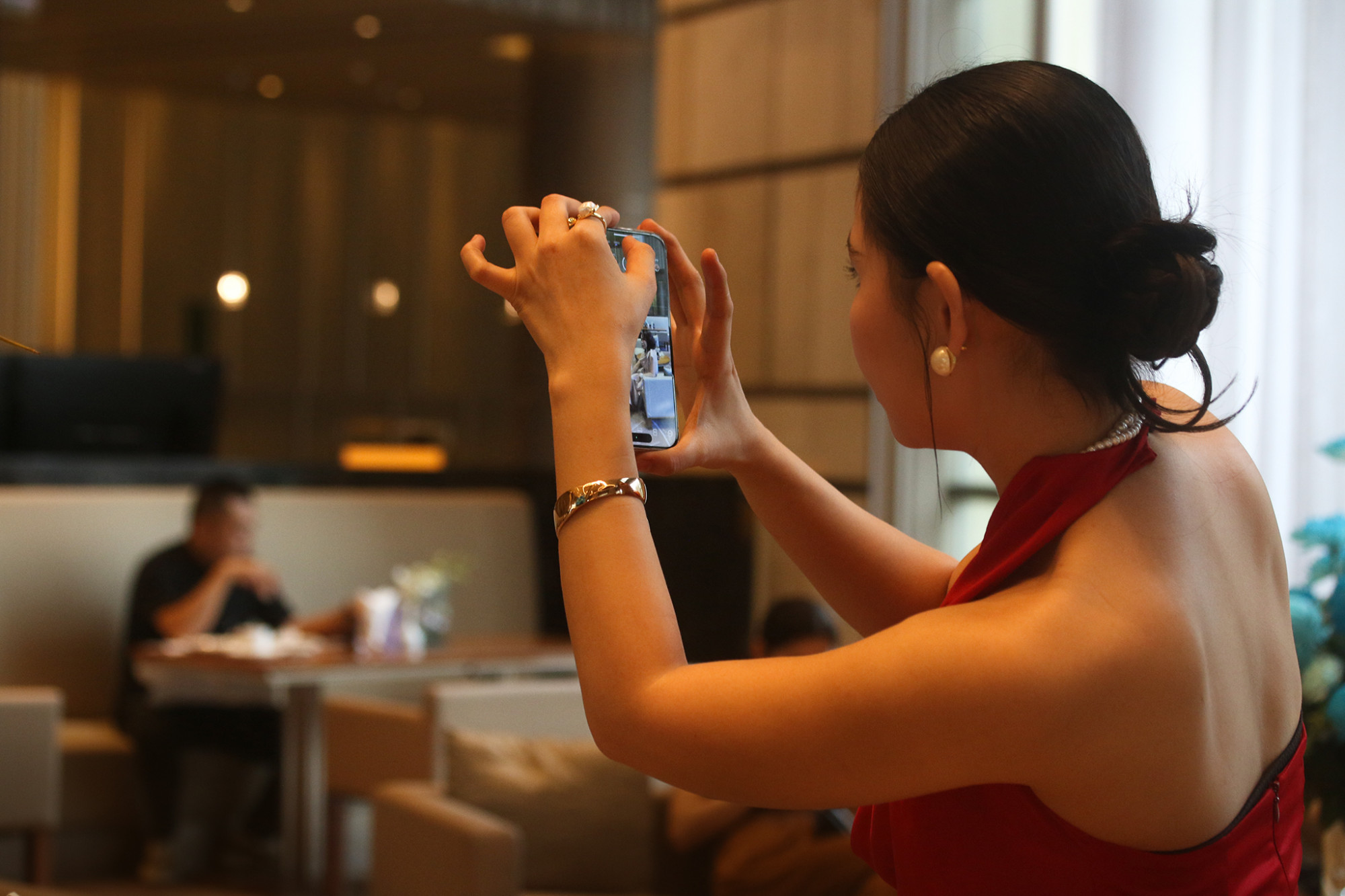 Đừng đánh giá thấp giá cước trả theo lượt Nhiều chị em định bỏ qua gói trọn gói vì nghĩ mình không ăn uống hết bao nhiêu. Nhưng hãy cẩn thận! Tại các khu nghỉ dưỡng cao cấp, giá thực đơn lẻ thường bị đội lên rất cao. Một ly cocktail bình thường 15 USD có thể lên tới 30 USD, hay món khai vị vốn nghĩ chỉ 10 USD thực tế lại là 25 USD. Khi cộng dồn lại, việc mua gói trọn gói thường sẽ tiết kiệm hơn bạn tưởng rất nhiều.