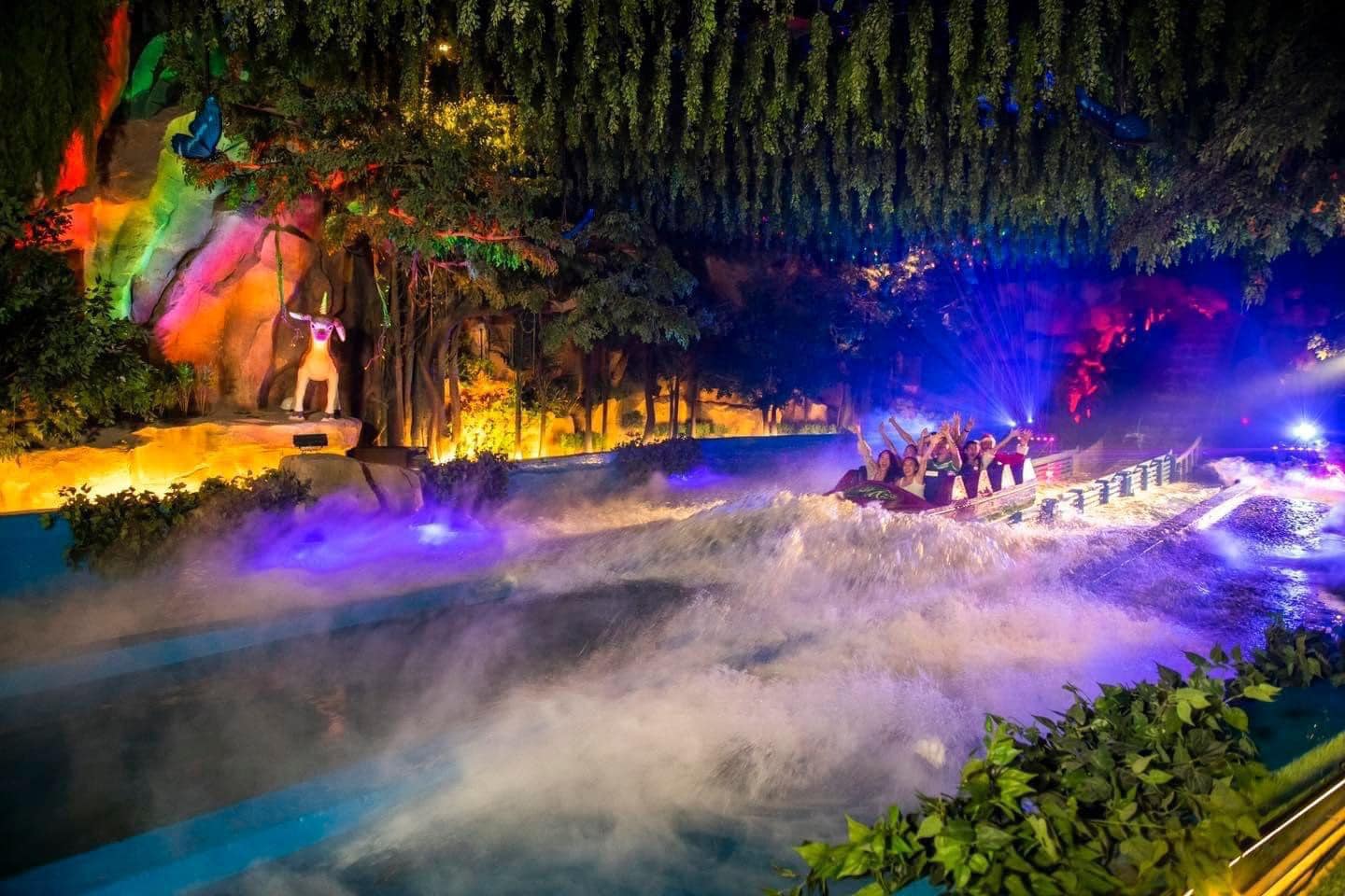 Giả định trọn gói là bao gồm tất cả Đây là lầm tưởng tai hại nhất! Giá trọn gói thường rất khác nhau. Có gói chỉ gồm ăn ở, có gói thêm đồ uống có cồn nhưng lại không bao gồm tiền boa (tip) hay vé máy bay. Thậm chí, một số hoạt động thể thao nước vẫn tính phí riêng. Đừng bao giờ chủ quan đóng ví lại ngay sau khi đặt phòng; hãy luôn dự phòng một khoản ngân sách nhỏ cho các chi phí phát sinh.- Ảnh: Vinpearland Nha Trang