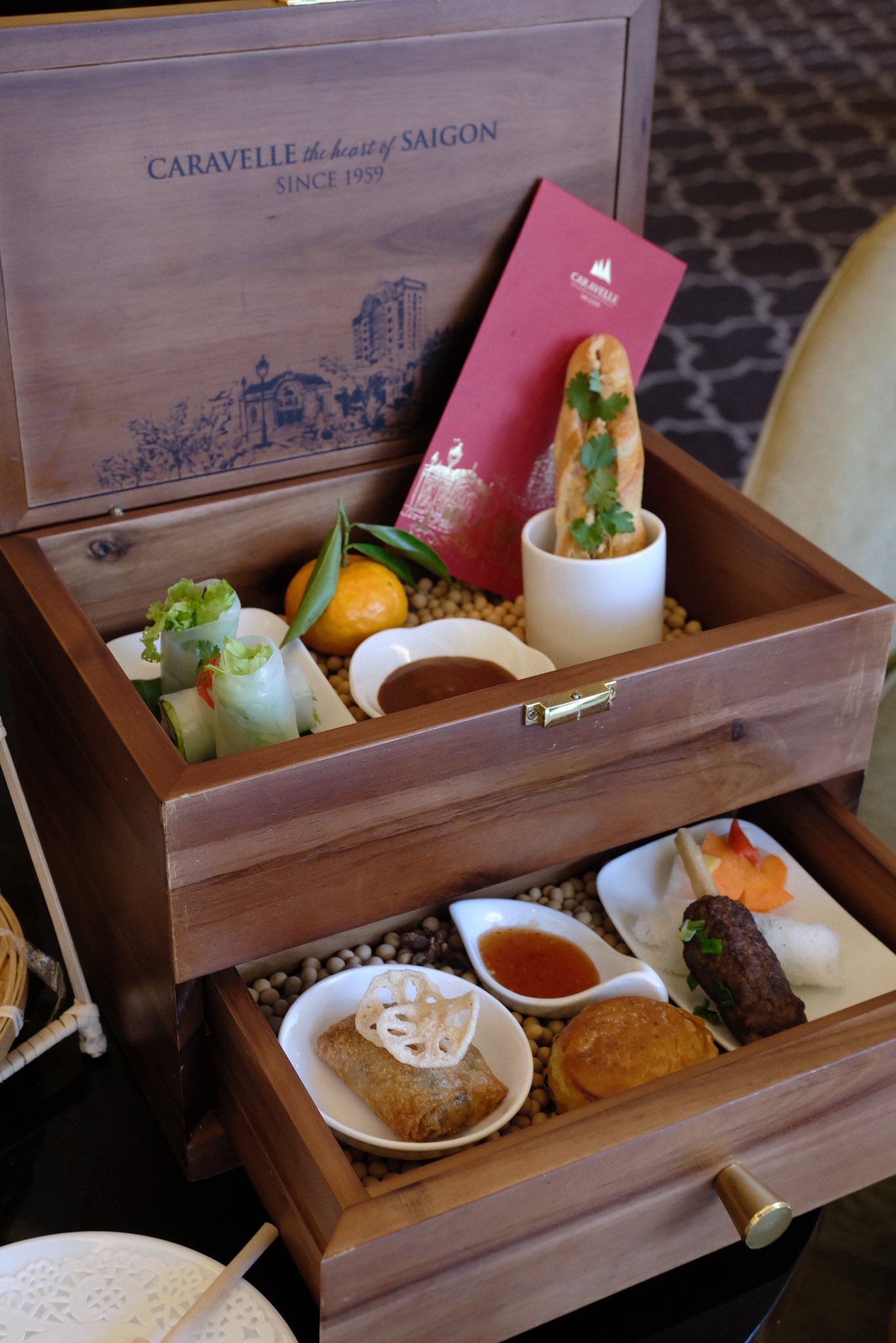 Chỉ quanh quẩn với những món ăn quen thuộc Kỳ nghỉ trọn gói là cơ hội vàng để bạn thử những món mới lạ mà không sợ mất tiền oan nếu không hợp vị. Thay vì chỉ gọi món khoái khẩu như mọi khi, hãy mạnh dạn thử các món đặc sản trong tiệc buffet. Nếu không thích, bạn hoàn toàn có thể chọn món khác mà không tốn thêm một xu nào!