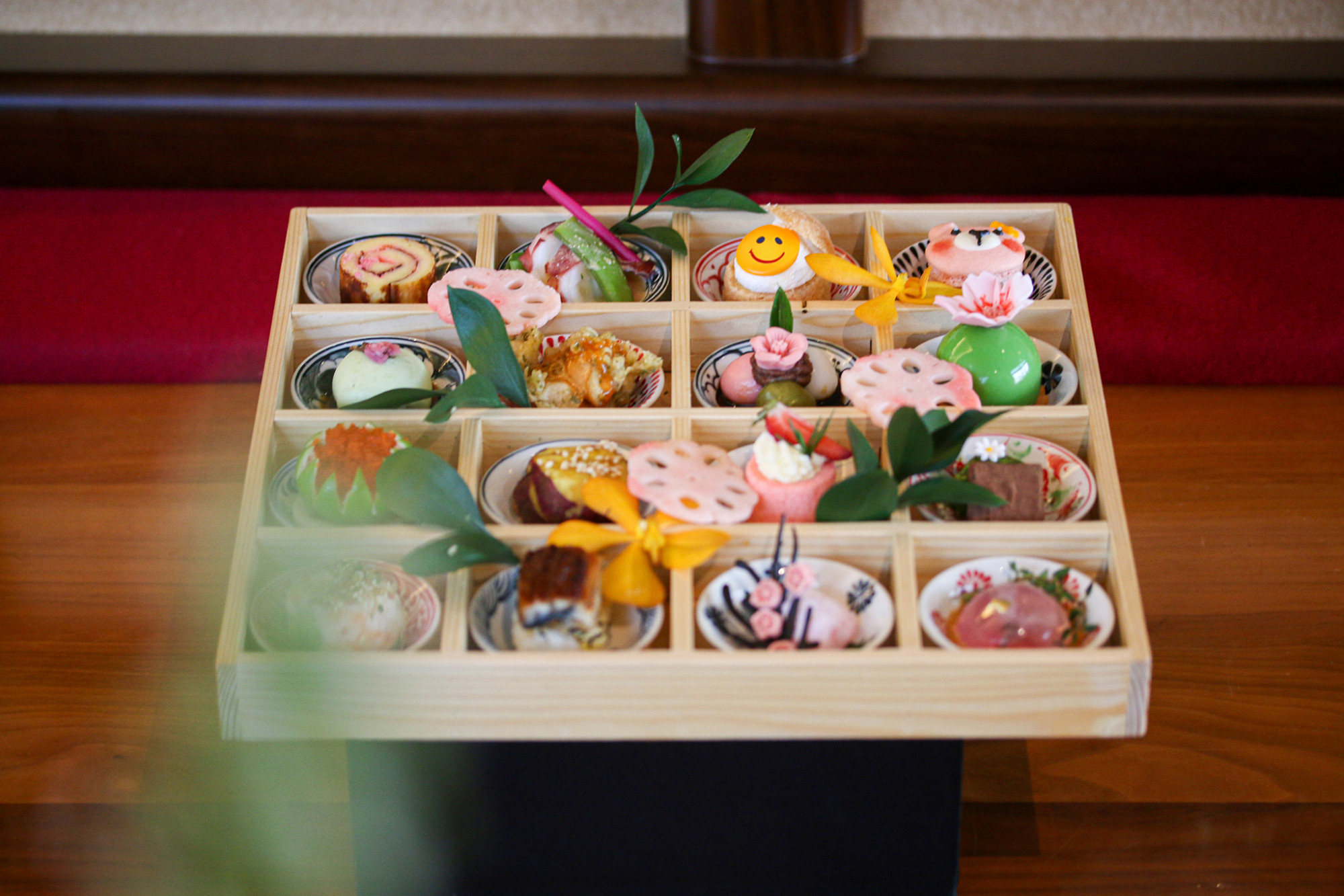 Đừng cố ăn lấy được dẫn đến lạm dụng Tâm lý đã trả tiền rồi nên phải ăn cho hết dễ khiến chúng ta lạm dụng đồ ăn, thức uống quá mức. Hãy nhớ, mục tiêu của kỳ nghỉ là sức khỏe và sự thư giãn. Đừng vì muốn tận thu mà khiến bản thân bị đầy bụng hay mệt mỏi. Hãy thưởng thức món tráng miệng nếu bạn thực sự muốn, nếu không, cứ thong thả dành cho lần sau.