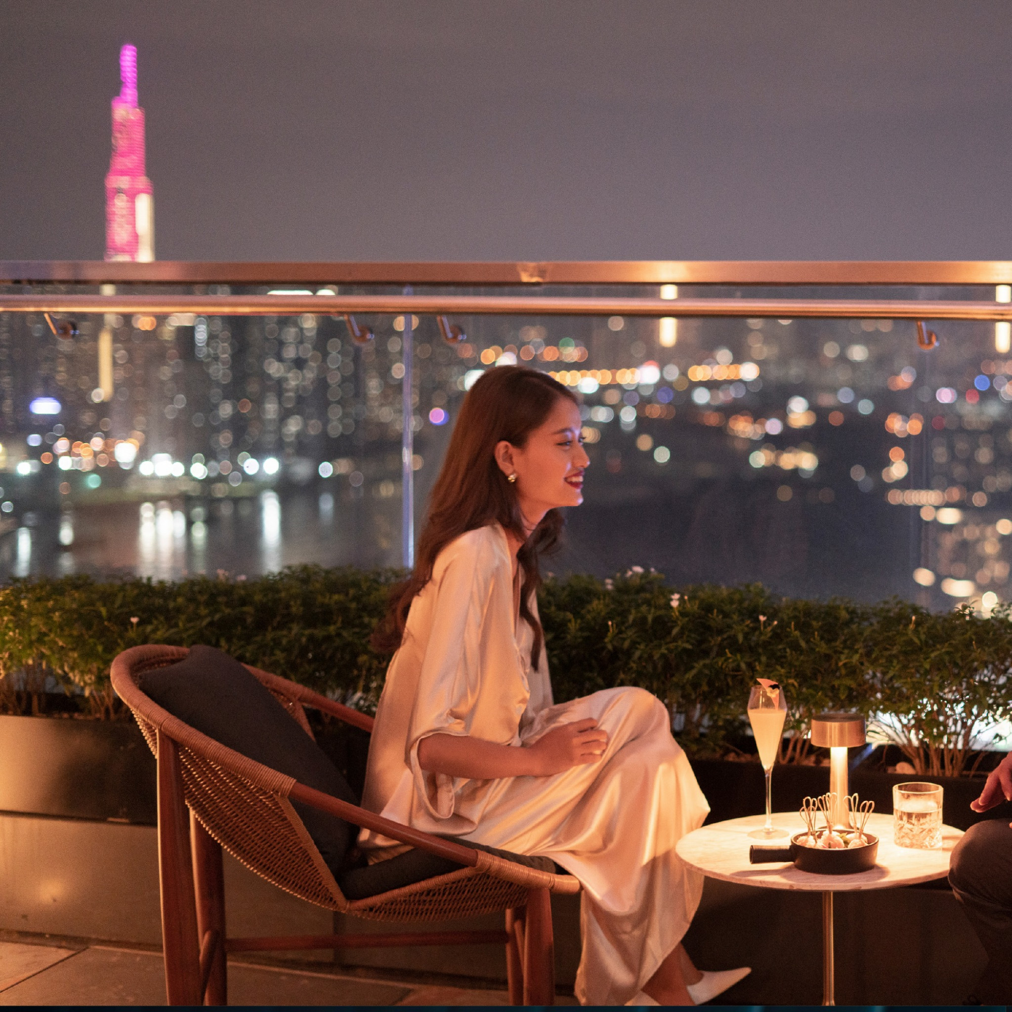 Bỏ qua những điều khoản in nhỏ Đừng lười đọc các dòng chữ nhỏ ở cuối hợp đồng hay trang đặt phòng. Thuế và phí phục vụ có thể lên đến hàng nghìn USD nếu không được tính trước. Ngược lại, có khi dịch vụ đưa đón sân bay đã bao gồm trong giá mà bạn không biết, dẫn đến việc tốn tiền đặt xe ngoài lãng phí - Ảnh: Hilton Saigon