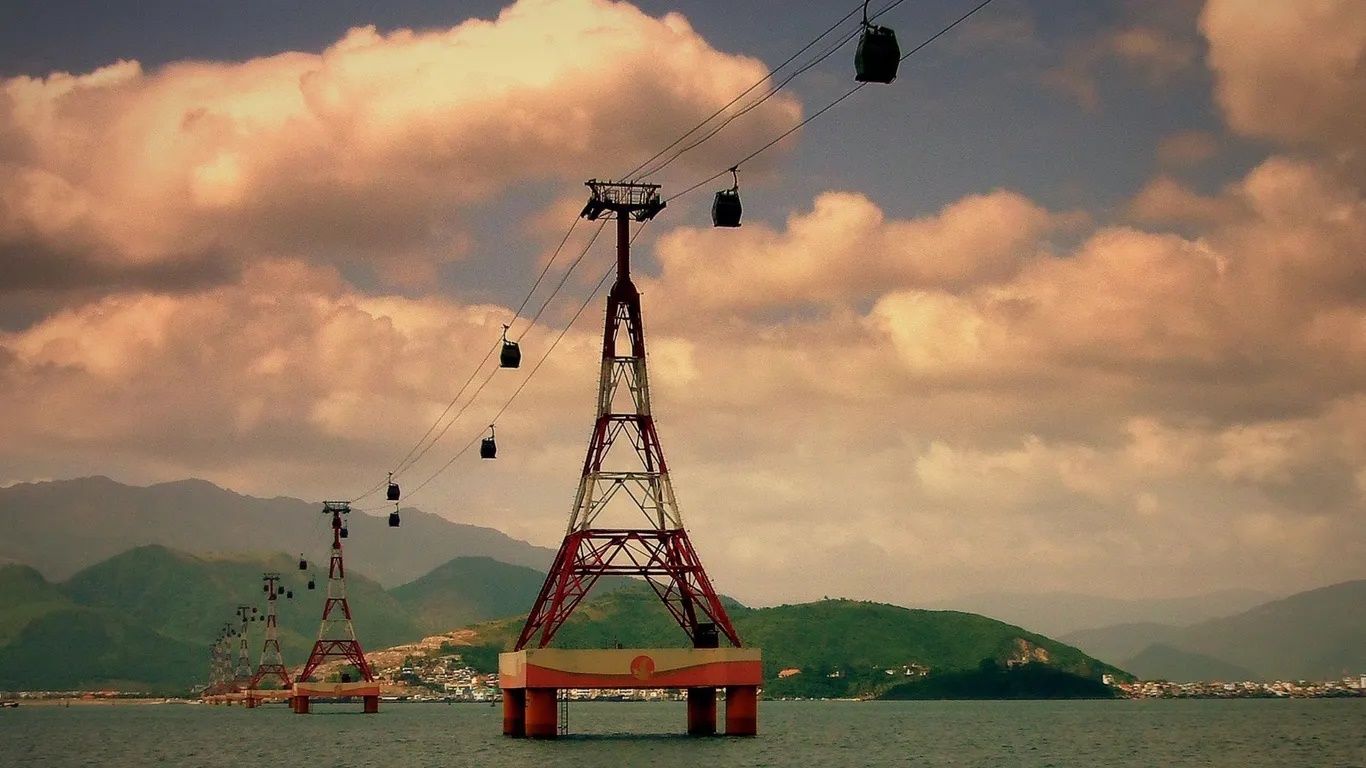 Cáp treo VinPearl, Nha Trang dài hơn 3km nối đất liền với đảo Hòn Tre. Ở đây có khu giải trí VinWonders cùng khu nghỉ dưỡng sang trọng. Trong vòng 10 phút, trên tuyến cáp treo vượt biển đầu tiên của Việt Nam bạn sẽ chiêm ngưỡng vẻ đẹp tuyệt vời của núi và biển.