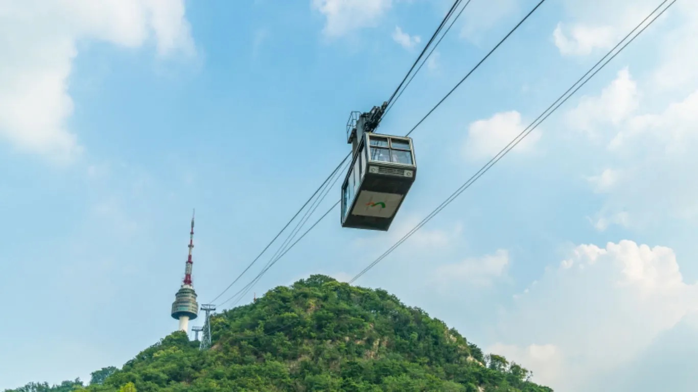 Cáp treo Namsan, Seoul, Hàn Quốc có thời gian đi khoảng 3 phút. Bắt đầu từ chân núi Namsan, cáp treo đi đến chân tháp N Seoul cao 236 mét nằm trên đỉnh núi Namsan ở trung tâm Seoul. Trên đường đi, bạn được thấy toàn cảnh đường chân trời Seoul và công viên Namsan. 