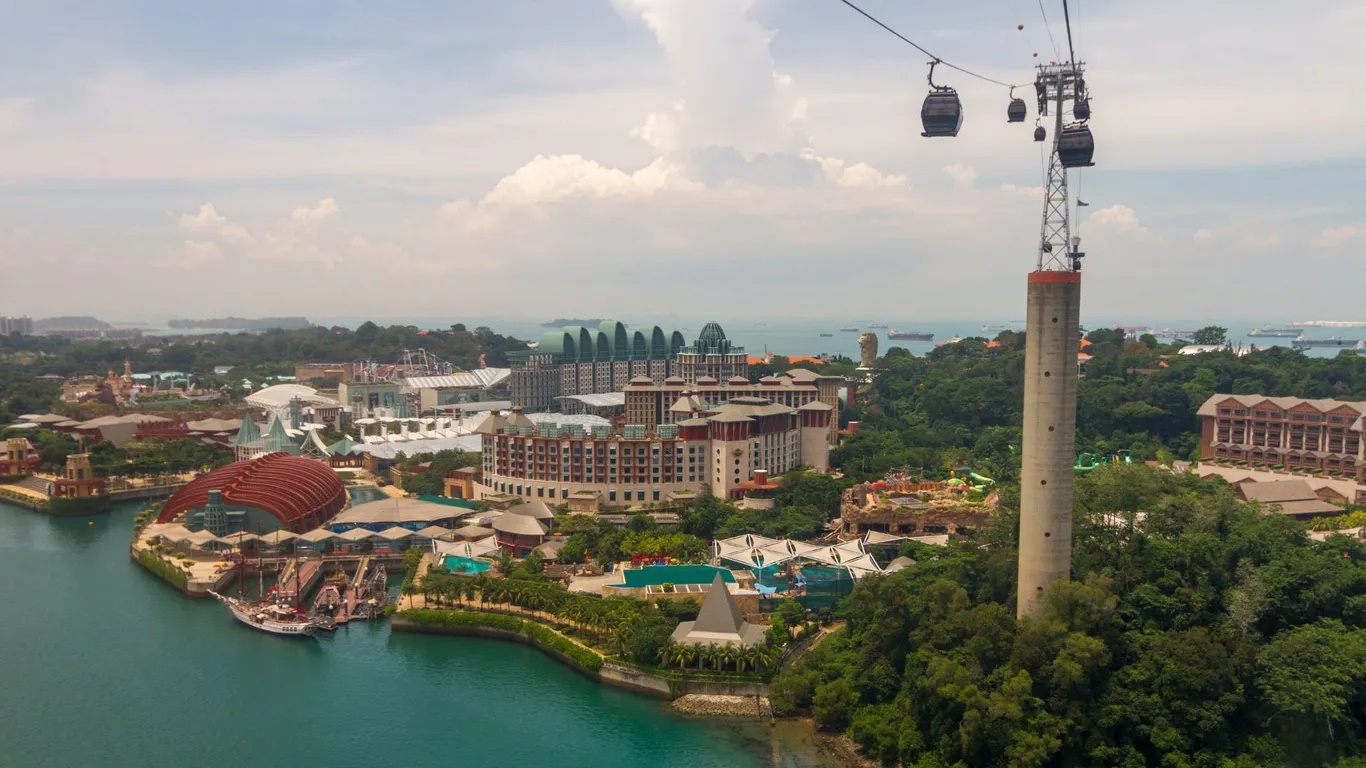Cáp treo Singapore nối liền núi Faber với đảo nghỉ dưỡng Sentosa. Từ trên cao bạn sẽ thấy làn nước màu ngọc lam, khu vui chơi Adventure Cove của Resort World Sentosa. Đây là cáp treo đầu tiên trên thế giới và là điểm đến không thể bỏ qua khi đến Singapore.