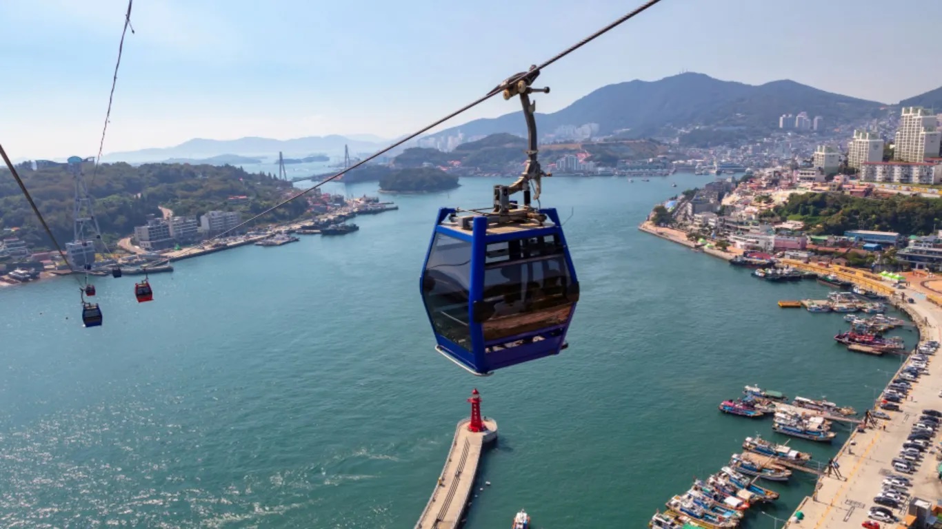 Cáp treo Yeosu, nam Jeolla, Hàn Quốc nối liền công viên Dolsan trên đảo Dolsando với công viên Jasan trên đất liền. Ở đây có cabin bằng kính trong suốt nên bạn chiêm ngưỡng được vẻ đẹp của vùng biển phía nam Hàn Quốc, cầu Dolsan lung linh vào ban đêm và các hòn đảo ven biển. 