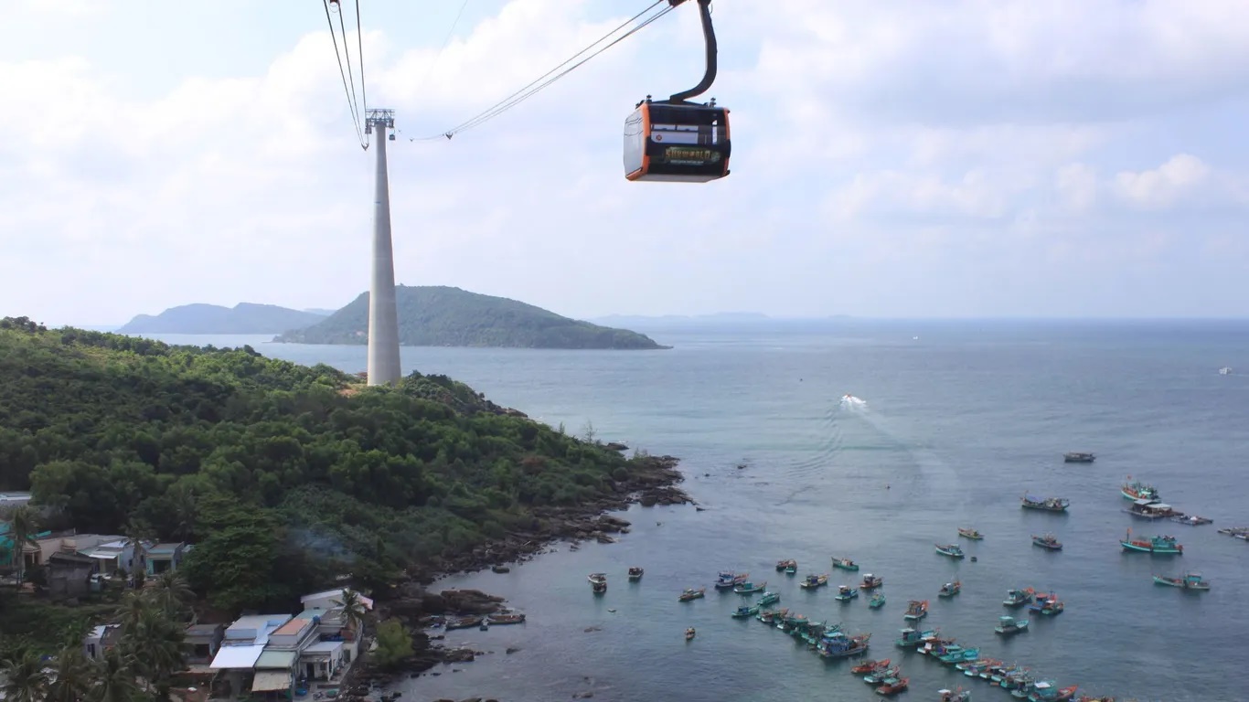 Cáp treo Hòn Thơm, Phú Quốc dài gần 8km đang giữ kỷ lục Guinness cáp treo vượt biển dài nhất thế giới. Trong khoảng 15 - 20 phút, bạn sẽ đi từ thị trấn An Thới, qua đảo Hòn Rừa, Hòn Thạch Bàn và kết thúc tại Hòn Thơm. Từ trên cao với tầm nhìn 360 độ, bạn sẽ thấy nước biển trong xanh, những con thuyền đánh cá dập dềnh cùng những dãy nhà đầy màu sắc. Bạn đừng quên ngắm hoàng hôn từ cáp treo và “sống ảo” ở ga An Thới.