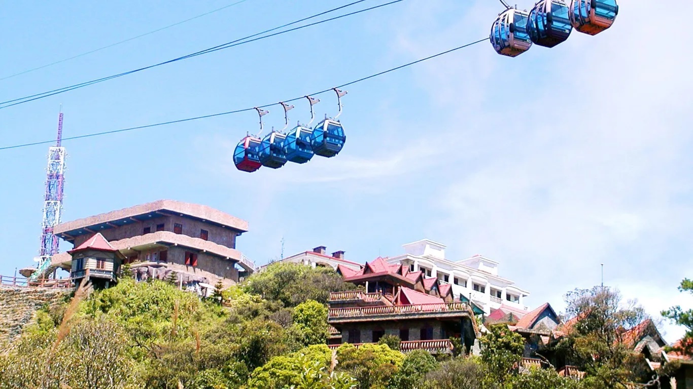 Cáp treo Bà Nà Hills, Đà Nẵng là tuyến cáp treo 1 dây dài nhất thế giới với hơn 5km. Trong 25 phút, bạn sẽ đi qua những khu rừng rậm rạp và những đỉnh núi hiểm trở. Các tuyến cáp treo đưa du khách đến: chùa Linh Ứng, vườn hoa Le Jardin D'Amour, làng Pháp, công viên kỳ ảo, tàu lượn Alpine Coaster…