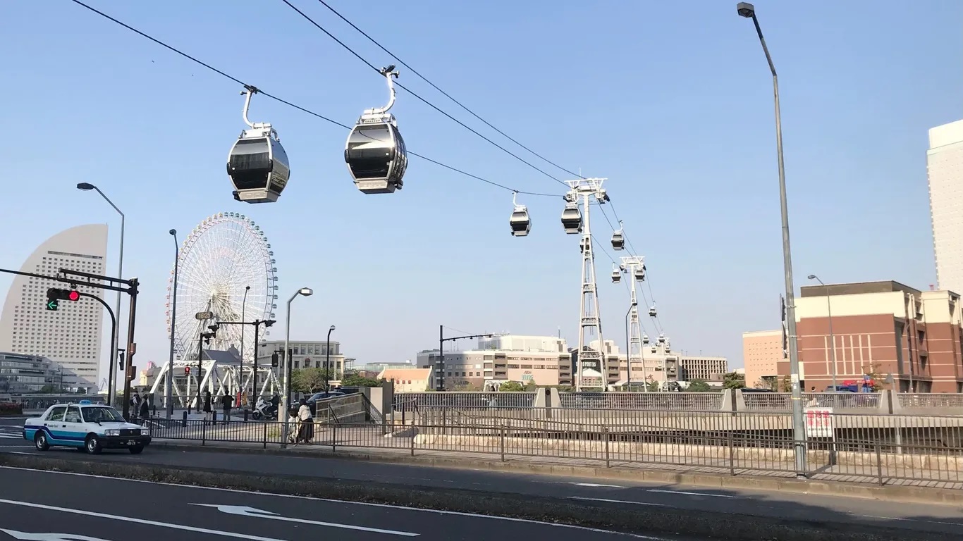 “Cabin bay” Yokohama, Nhật Bản. Đây là cáp treo đô thị hiện đại bậc nhất thế giới, băng qua những tòa nhà chọc trời và mặt nước ngay giữa thành phố Yokohama. Cáp treo dài khoảng 630m, đi mất 5 phút, nối ga JR Sakuragicho và công viên Unga. Công viên này có điểm tham quan như: bảo tàng Cupnoodles, công viên giải trí Yokohama Cosmo World, các trung tâm mua sắm và quán cà phê sang trọng. Trên đường đi bạn sẽ thấy khung cảnh khu Minato Mirai hiện đại của Yokohama.