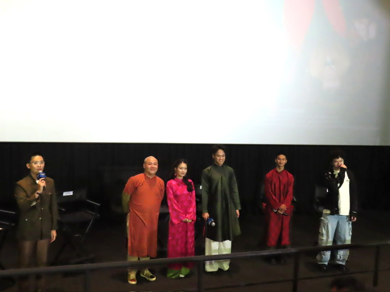 Ê kíp đoàn phim Cám ơn người đã thức cùng tôi trong buổi giao lưu chiều 25/2