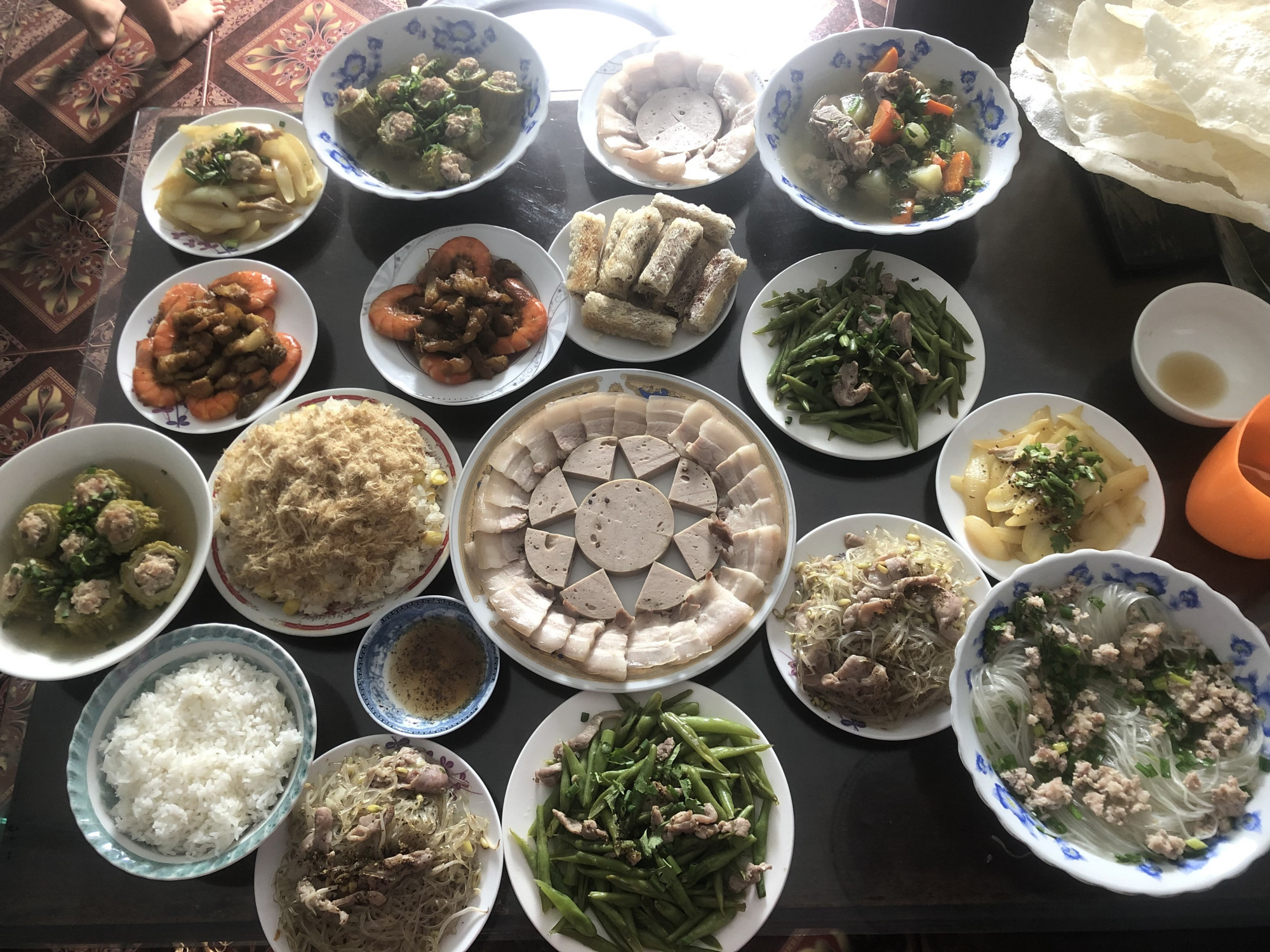 Mâm cơm cúng ông bà như thế này các anh tôi đều làm được 