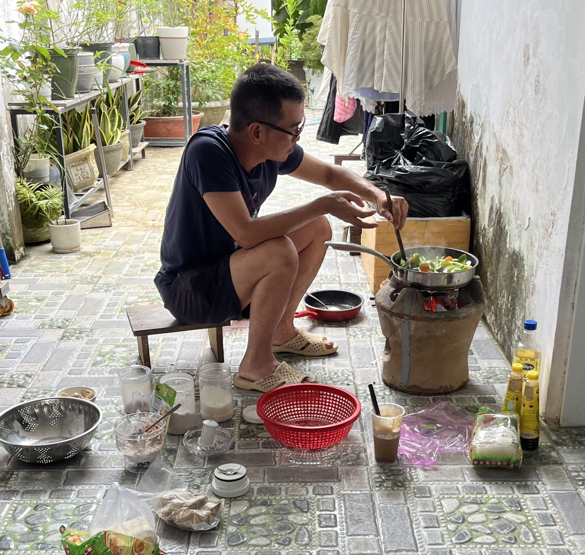 Chiều cuối năm, trong lúc tôi chơi với bạn, anh trai tôi đã lo sửa soạn mâm cơm cúng rước ông bà - Ảnh do tác giả cung cấp