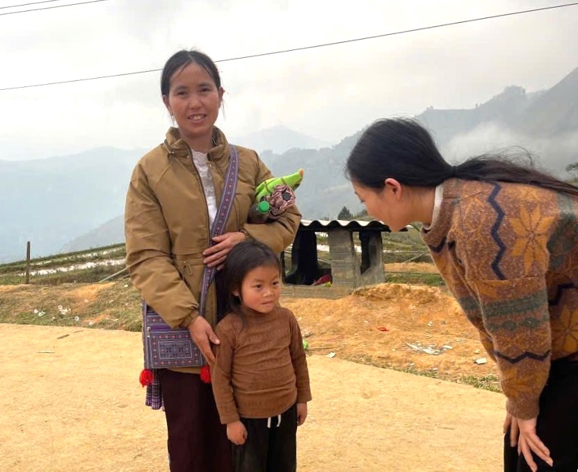 Giáo viên mầm non xã Nậm Có, tỉnh Lào Cai xuống thôn bản vận động trẻ trở lại lớp. Ảnh: H.U