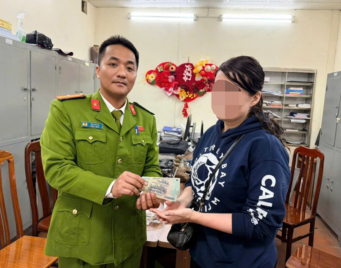 Nữ du khách nước ngoài nhận lại số tiền sau vụ việc. Ảnh: Công an cung cấp