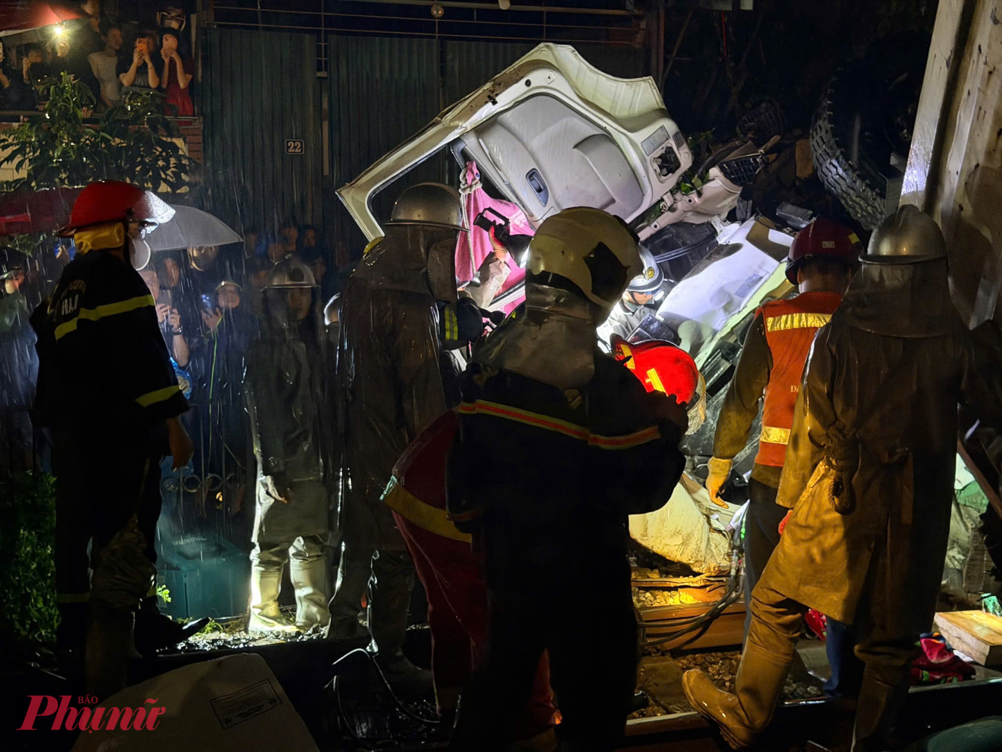 Lực lượng chức năng nhanh chóng có mặt để tổ chức cứu nạn, cứu hộ.