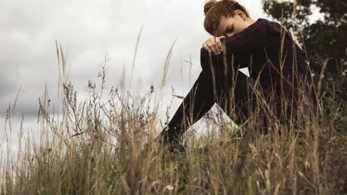 Một số người có thể bị mắc kẹt trong nỗi đau buồn vì mất người thân suốt nhiều tháng hoặc hơn - Ảnh: Shutterstock