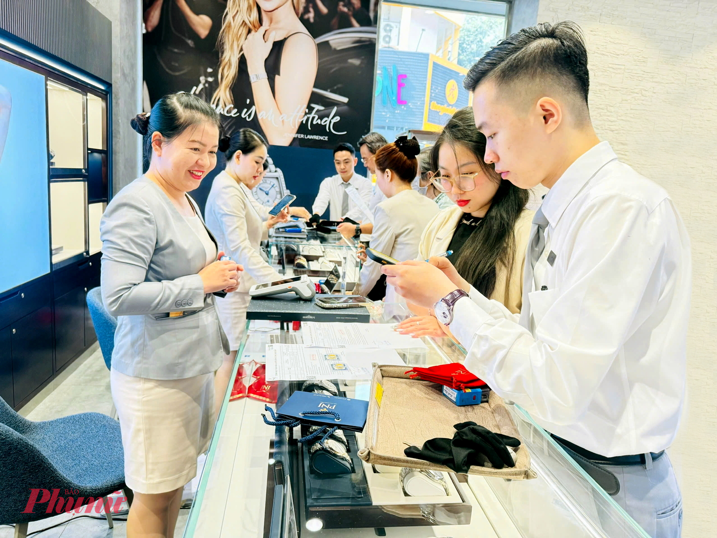 Ngày vía Thần tài các năm trước, các công ty kinh doanh vàng đều cho khách thanh toán bằng hình thức quẹt thẻ tín dụng