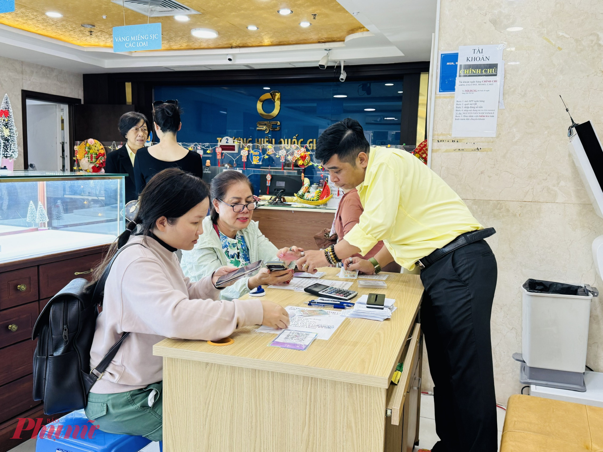 Năm nay, theo quy định mới, mọi giao dịch mua, bán vàng có tổng giá trị từ 20 triệu đồng/ngày của một khách hàng bắt buộc phải thanh toán qua tài khoản. 