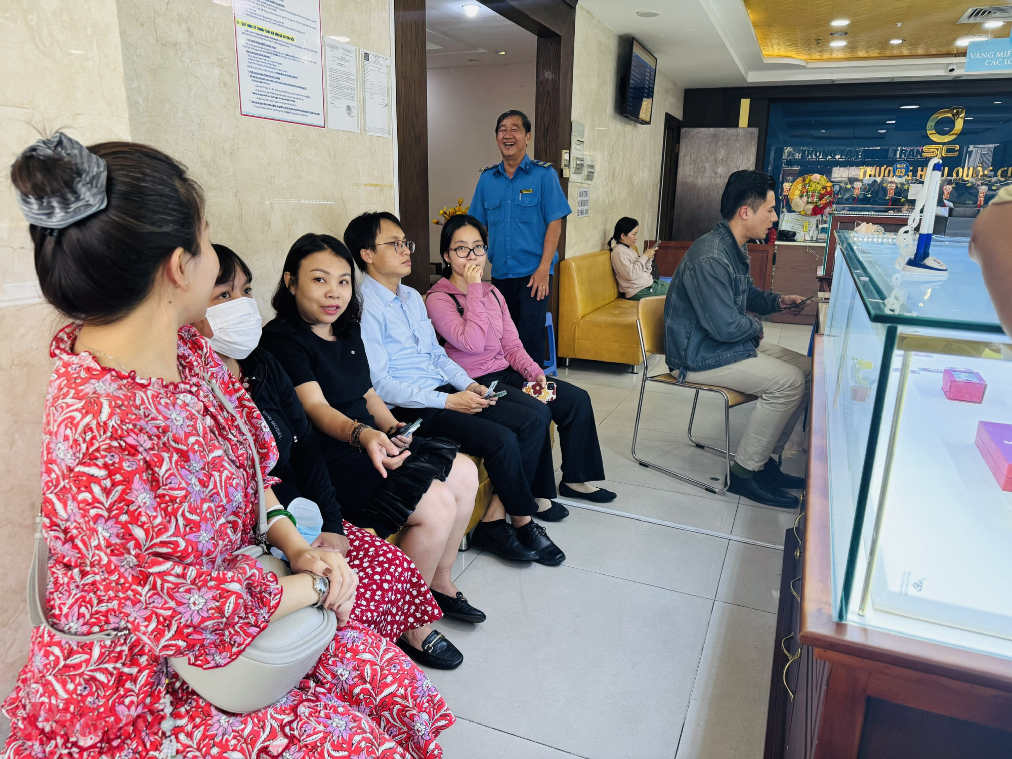 Khu vực kinh doanh vàng thần tài, cũng có chục khách ngồi chờ. Nhóm khách hàng này sẽ thanh toán bằng tiền mặt