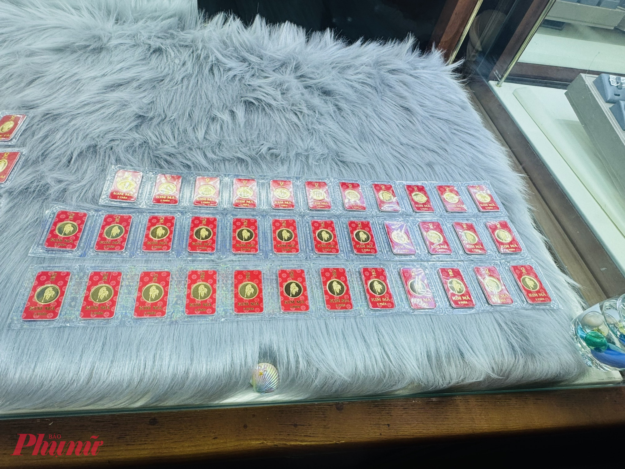 Đa phần khách sẽ mua vài miếng vàng thần tài, 