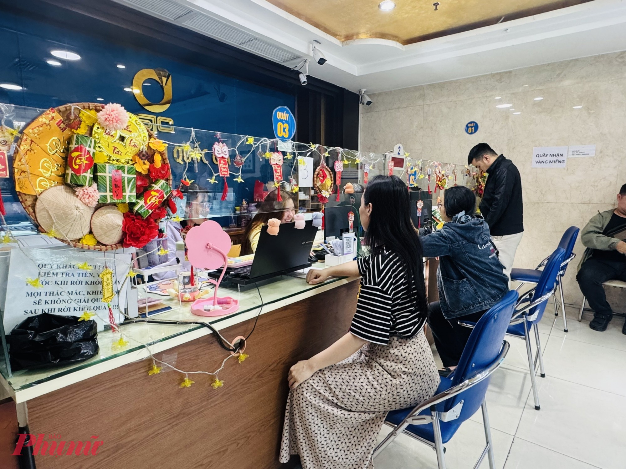 Trước tết Nguyên Đán, khách muốn mua vàng miếng SJC thì phải đăng ký qua website công ty, khi có thông báo thì khách mới đến công ty nhận vàng. Tuy nhiên hiện nay, Công ty đang cho phép khách mua vàng miếng SJC trực tiếp tại cửa hàng. Mỗi khách được mua tối đa là 3 lượng vàng. 