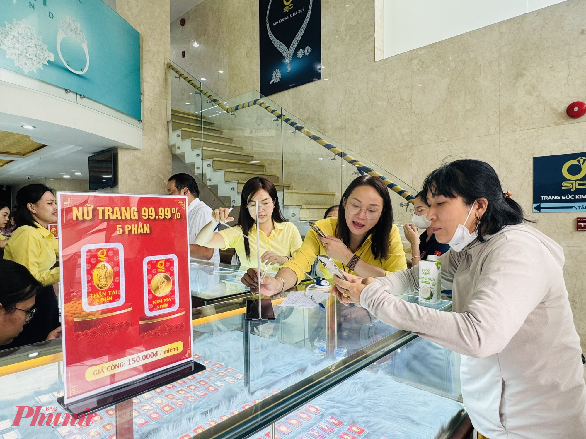 Tại đây, mỗi khách hàng đến giao dịch sẽ được nhân viên hướng dẫn các thao tác chuyển khoản để tránh sai sót