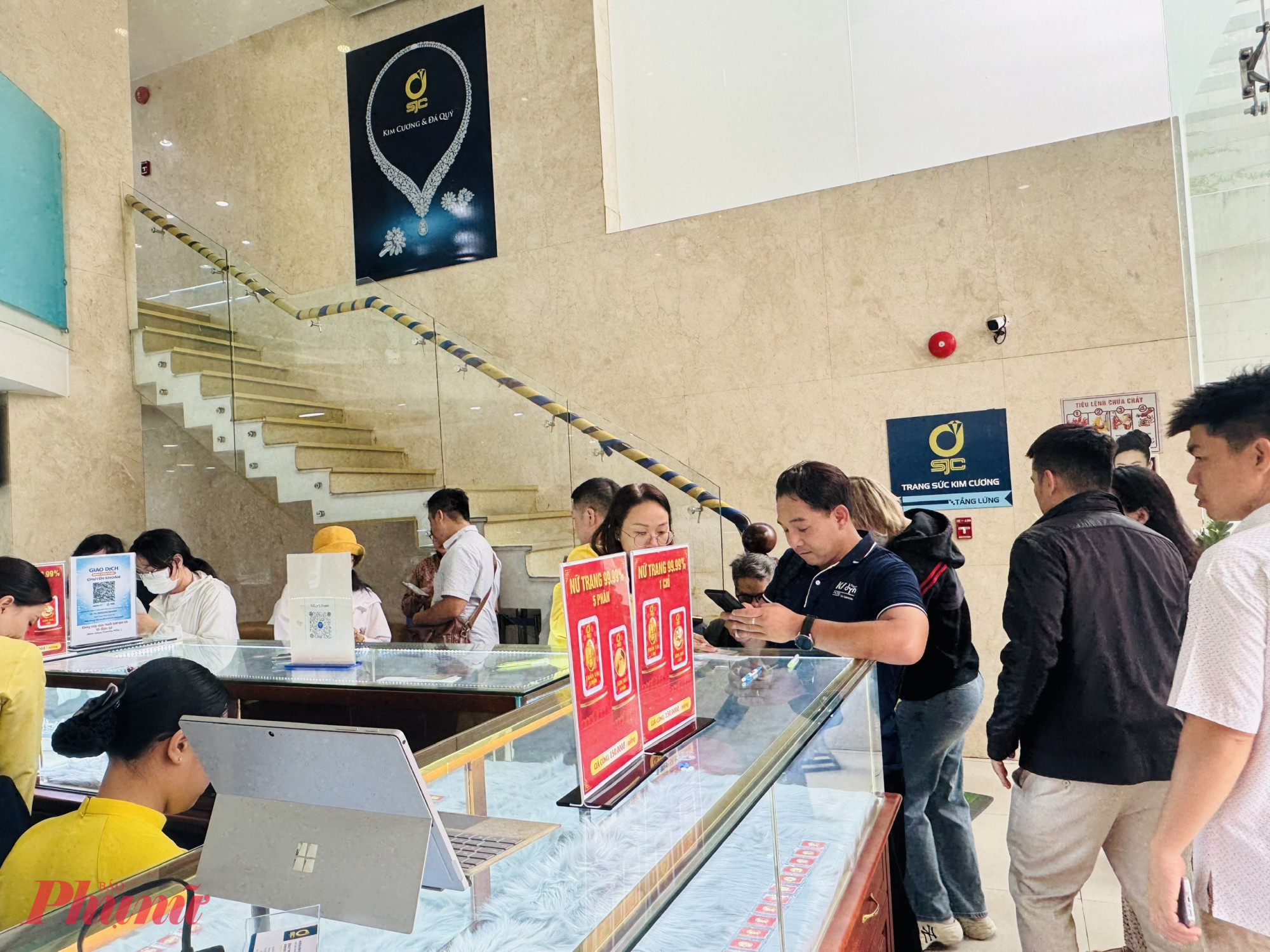 Ở khu vực vàng thần tài và giao dịch bằng hình thức chuyển khoản, có đông khách hàng hơn