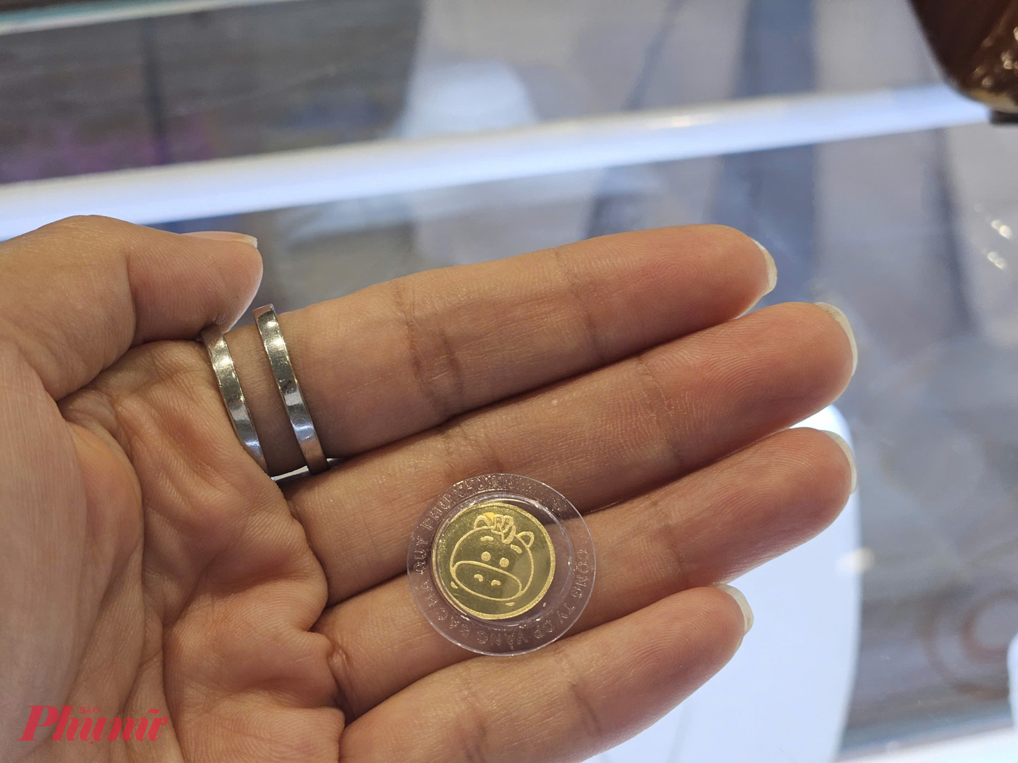 nhiều khách hàng tìm mua các mẫu vàng 0,1 chỉ và 0,2 chỉ 99,99%. Mức giá tương ứng khoảng 2,4 triệu đồng đối với 0,1 chỉ và khoảng 4,899 triệu đồng đối với 0,2 chỉ.