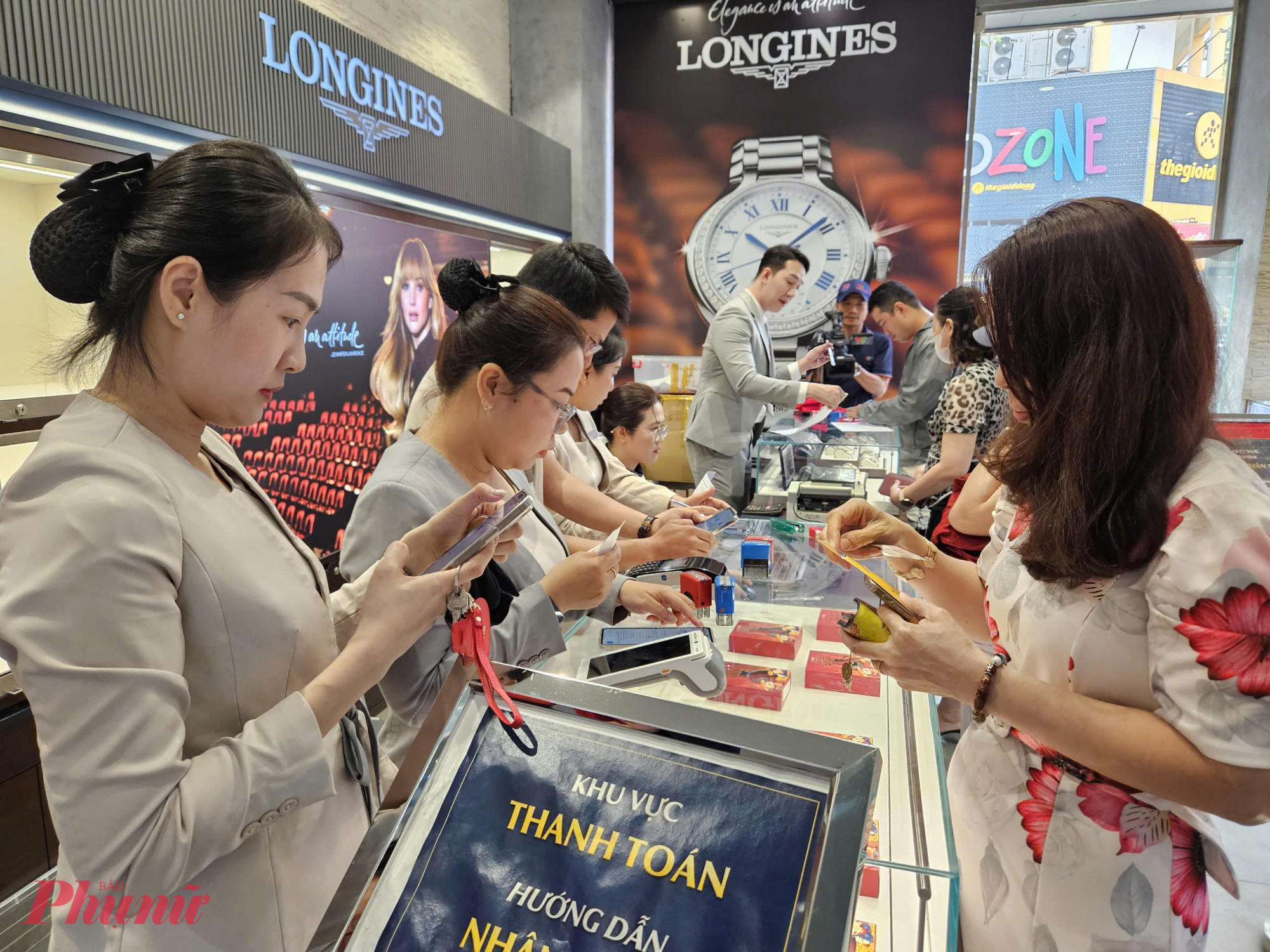 chỉ cho quẹt thẻ tín dụng đối với sản phẩm không phải vàng. Khi mua vàng, khách phải chuyển khoản nếu sản phẩm trị giá trên 20 triệu đồng hoặc trả tiền mặt nếu dưới mức này.