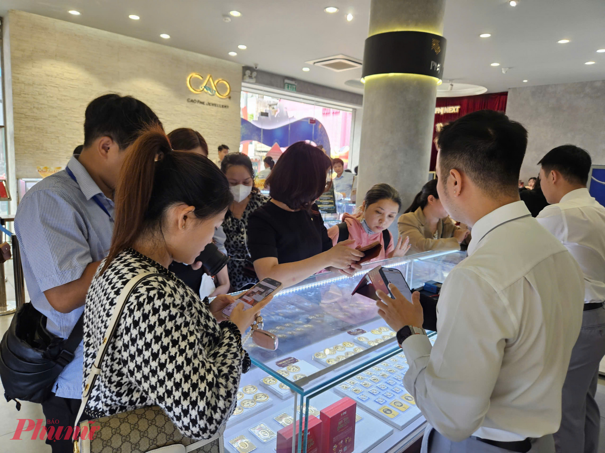 So với mọi năm, lượng khách đến giao dịch tại đây cũng không quá đông 